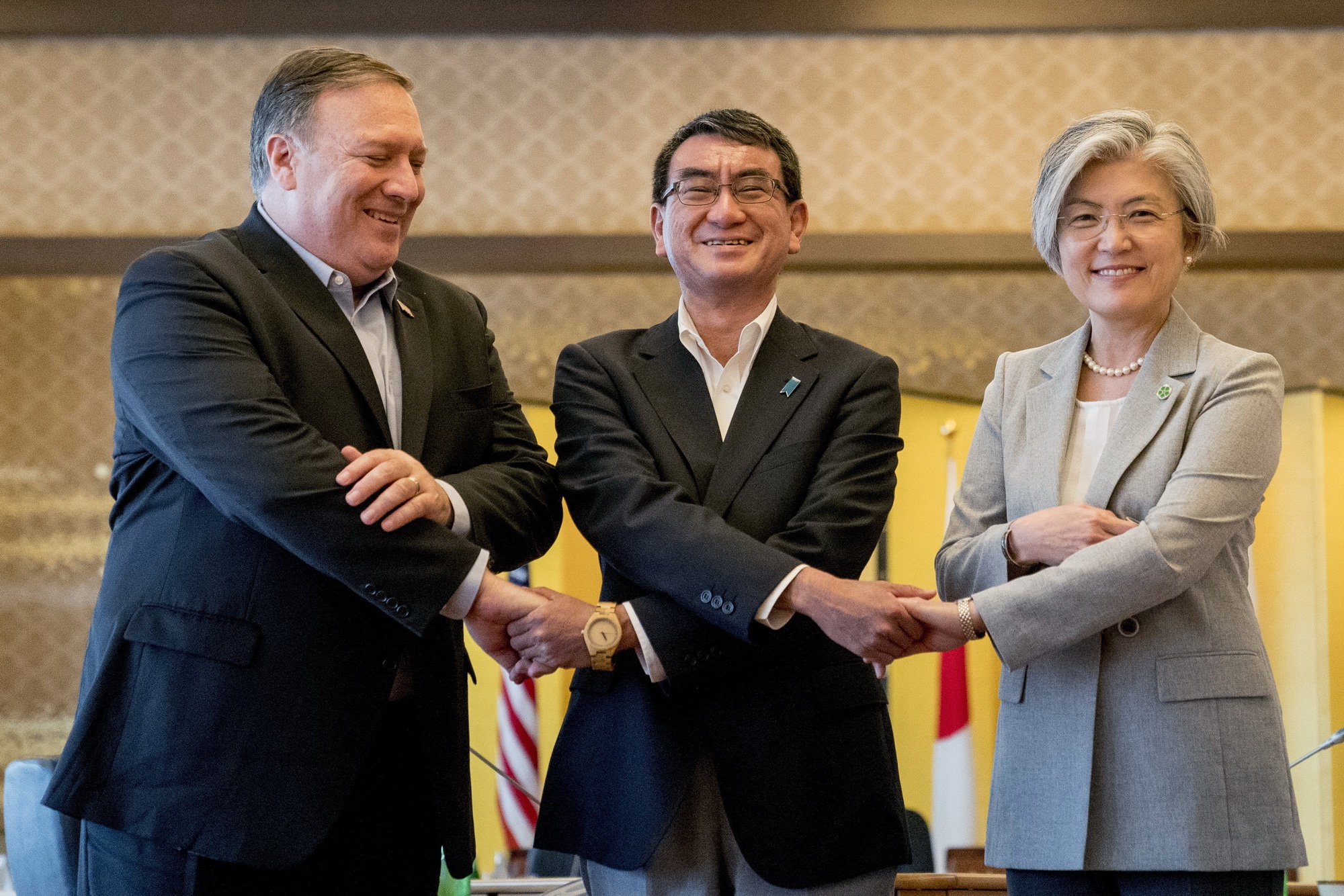 Ngoại trưởng Mỹ Mike Pompeo (trái), Ngoại trưởng Nhật Bản Taro Kono (giữa) và người đồng cấp Hàn Quốc Kang Kyung-wha (phải) tại cuộc gặp ở Tokyo. (Ảnh: AFP/TTXVN)