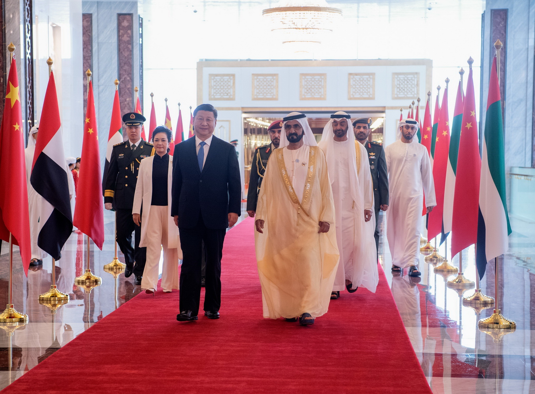 Thủ tướng UAE Sheikh Mohammed bin Rashid Al Maktoum (giữa, phải) và Chủ tịch Trung Quốc Tập Cận Bình (giữa, trái) tại lễ đón ở Abu Dhabi ngày 19/7. (Ảnh: THX/TTXVN)
