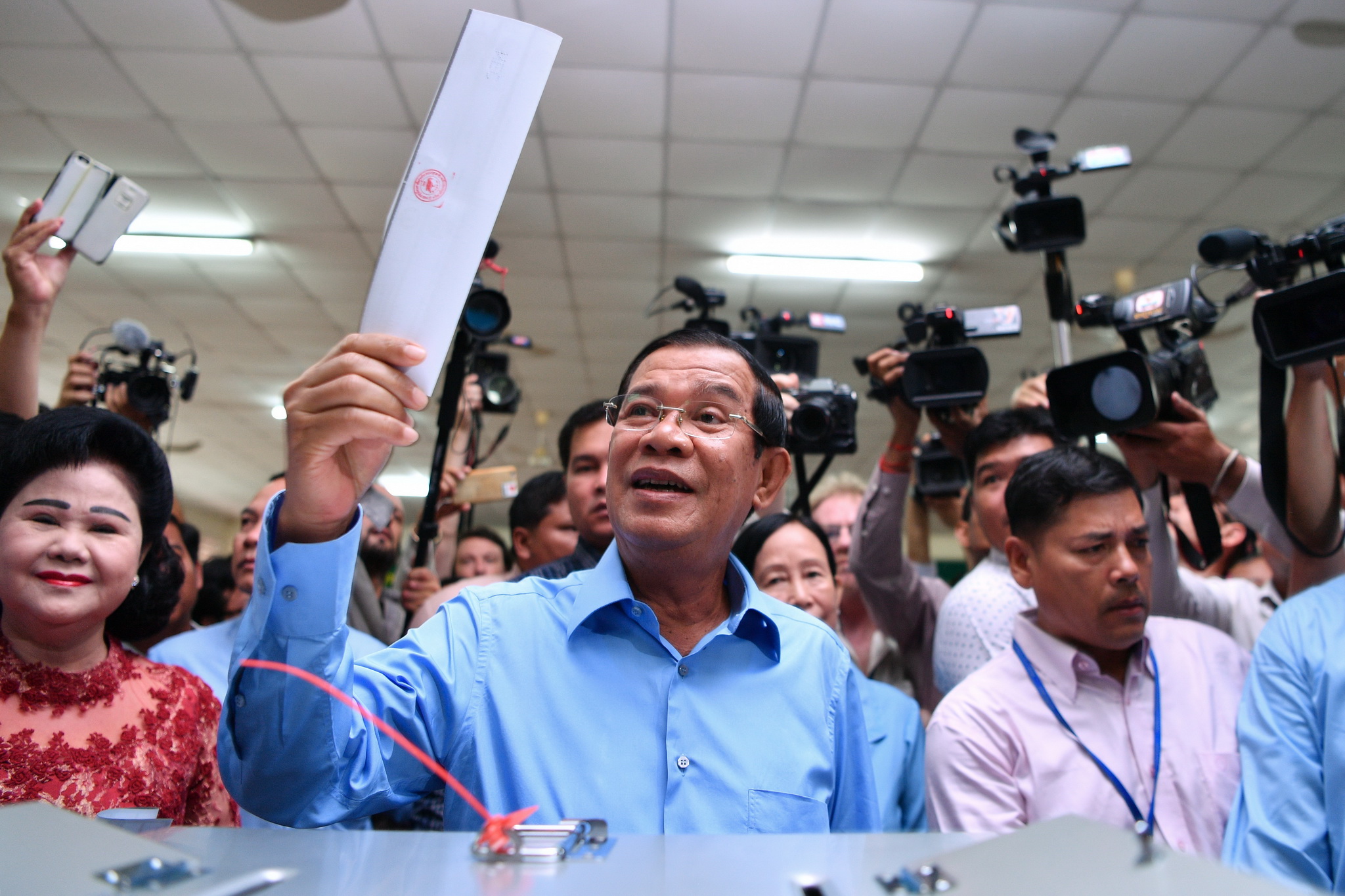 Thủ tướng Campuchia Samdech Techo Hun Sen (giữa) bỏ phiếu tại điểm bầu cử ở Phnom Penh ngày 29/7. (Ảnh: AFP/TTXVN)