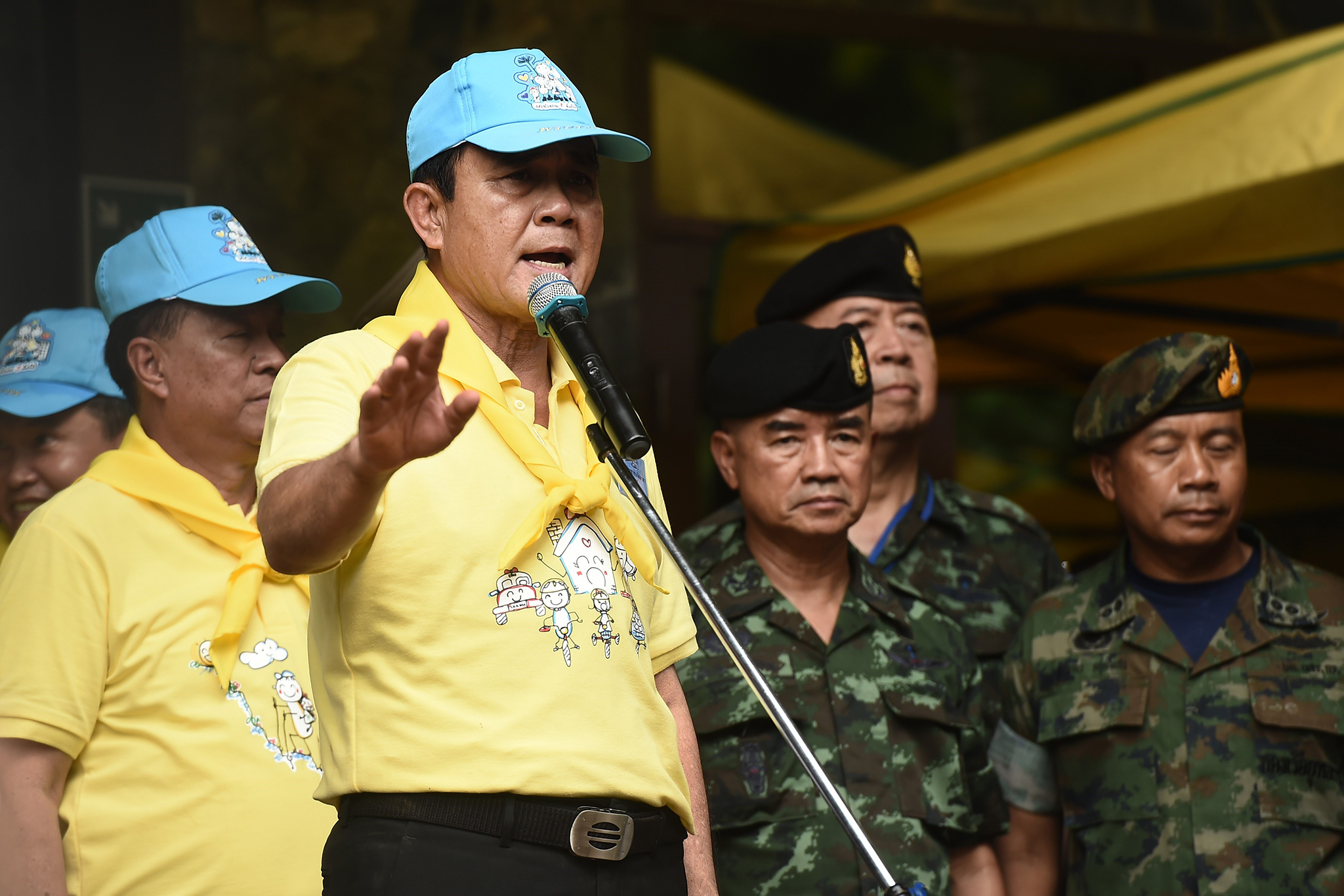 Sáng 29/6, Thủ tướng Prayut Chan-ocha (ảnh, giữa) có chuyến thị sát công tác cứu hộ. (Nguồn: EFE-EPA/ TTXVN)