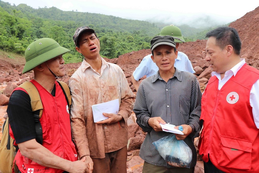 A working delegation of the VRC visits landslide victims in Sin Ho, Ha Giang province (Source: VNA)