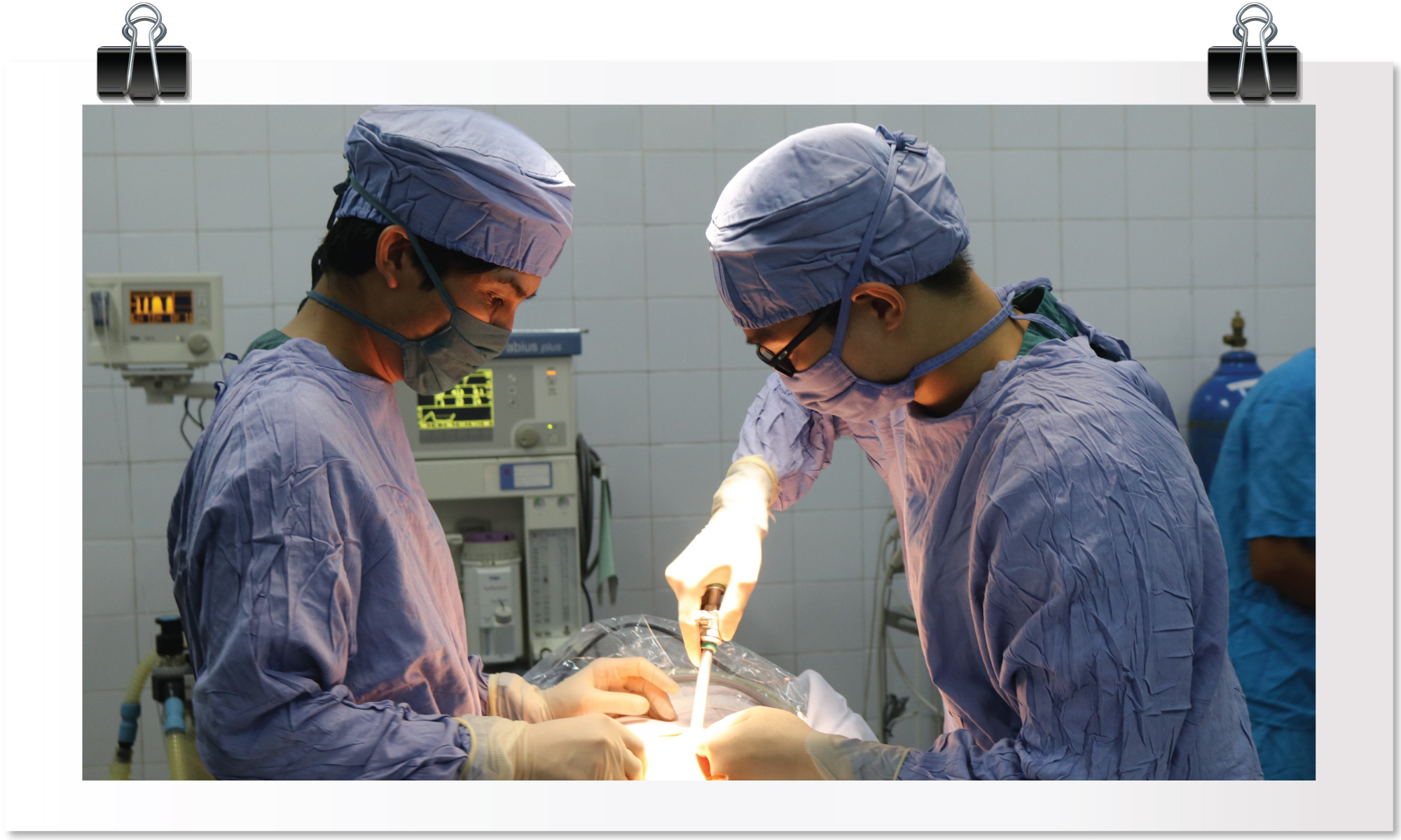 Bác sỹ trẻ tình nguyện thực hiện phẫu thuật nội soi ở Bệnh viện Đa khoa huyện Bắc Hà, Lào Cai. (Ảnh: PV/Vietnam+)