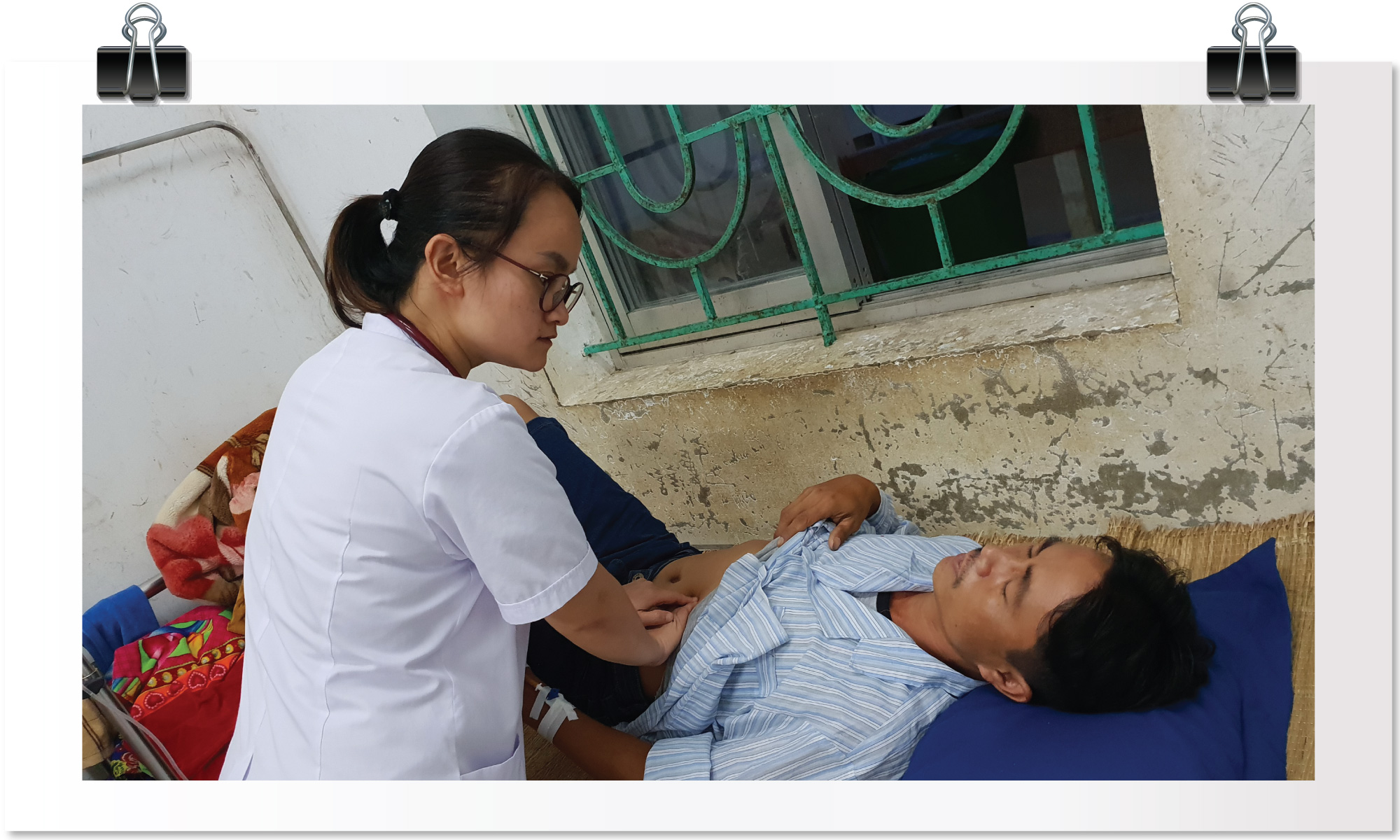 Bác sỹ trẻ tình nguyện khám chữa bệnh cho người dân tại Bệnh viện Đa khoa huyện Hà Quảng, Cao Bằng. (Ảnh: PV/Vietnam+)