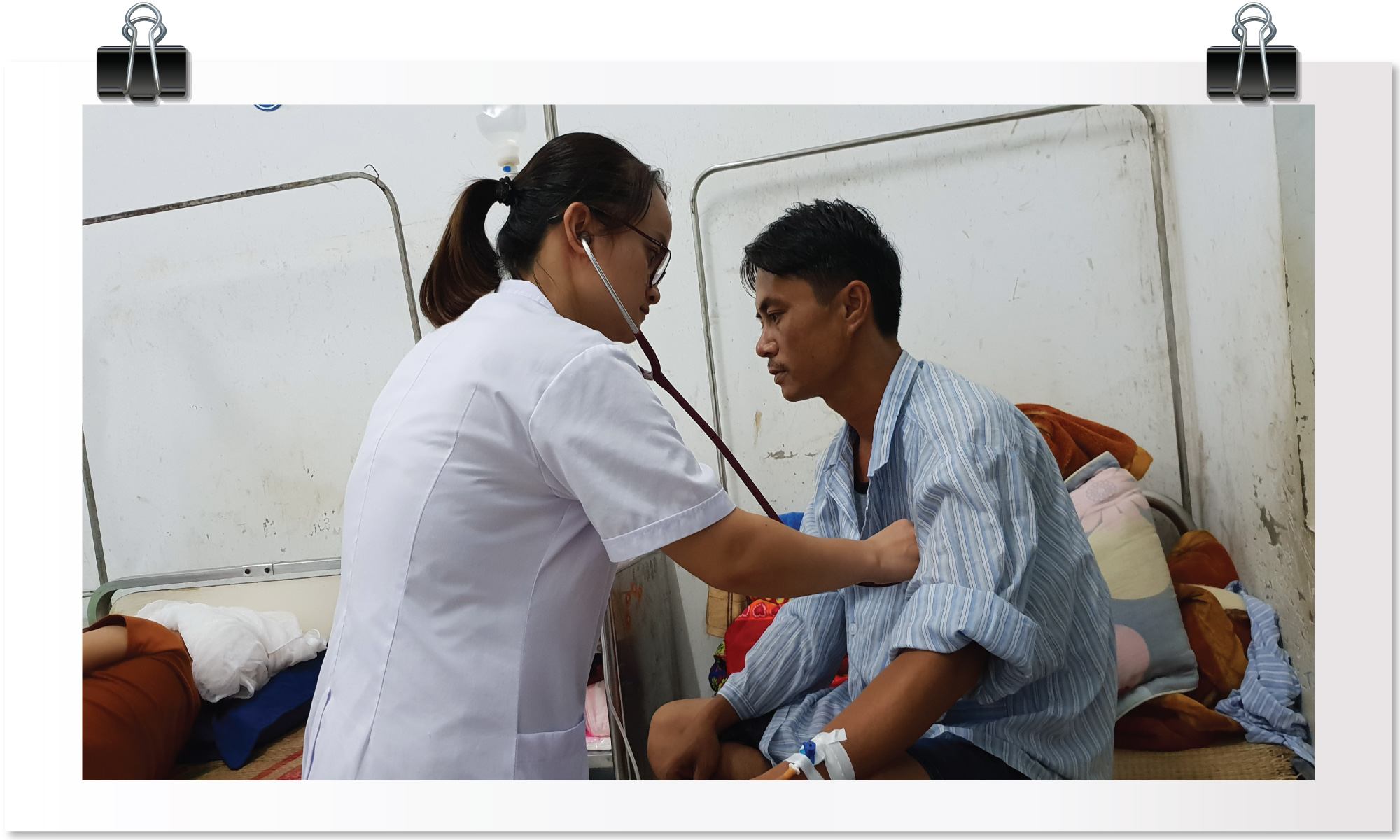Bác sỹ trẻ tình nguyện khám chữa bệnh cho người dân tại Bệnh viện Đa khoa huyện Hà Quảng, Cao Bằng. (Ảnh: PV/Vietnam+)