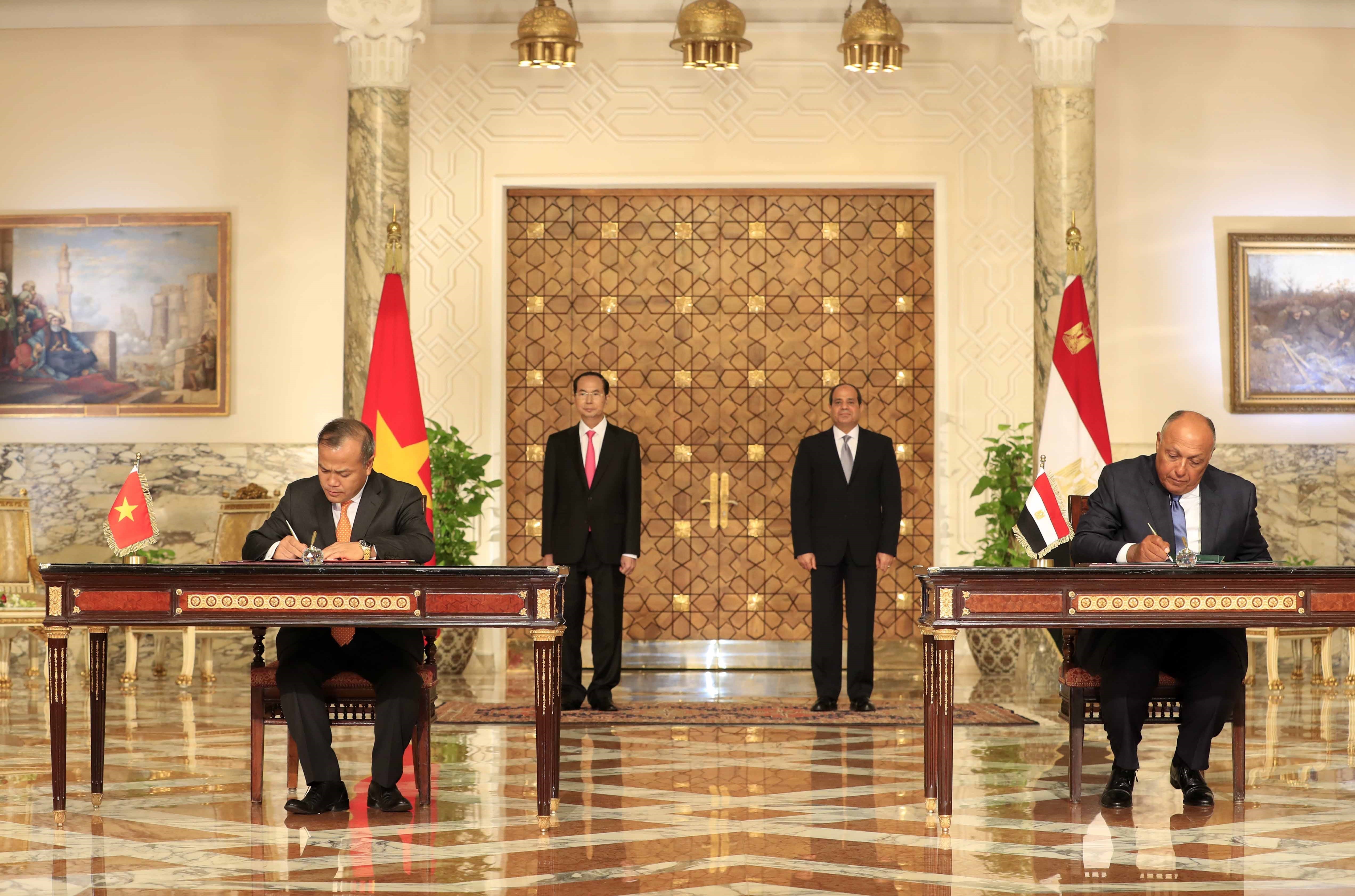 La président Tran Dai Quang et son homologue égyptien Abdel Fattah al-Sissi assistent à la cérémonie de signature de plusieurs documents de coopération bilatérale. Photo: VNA