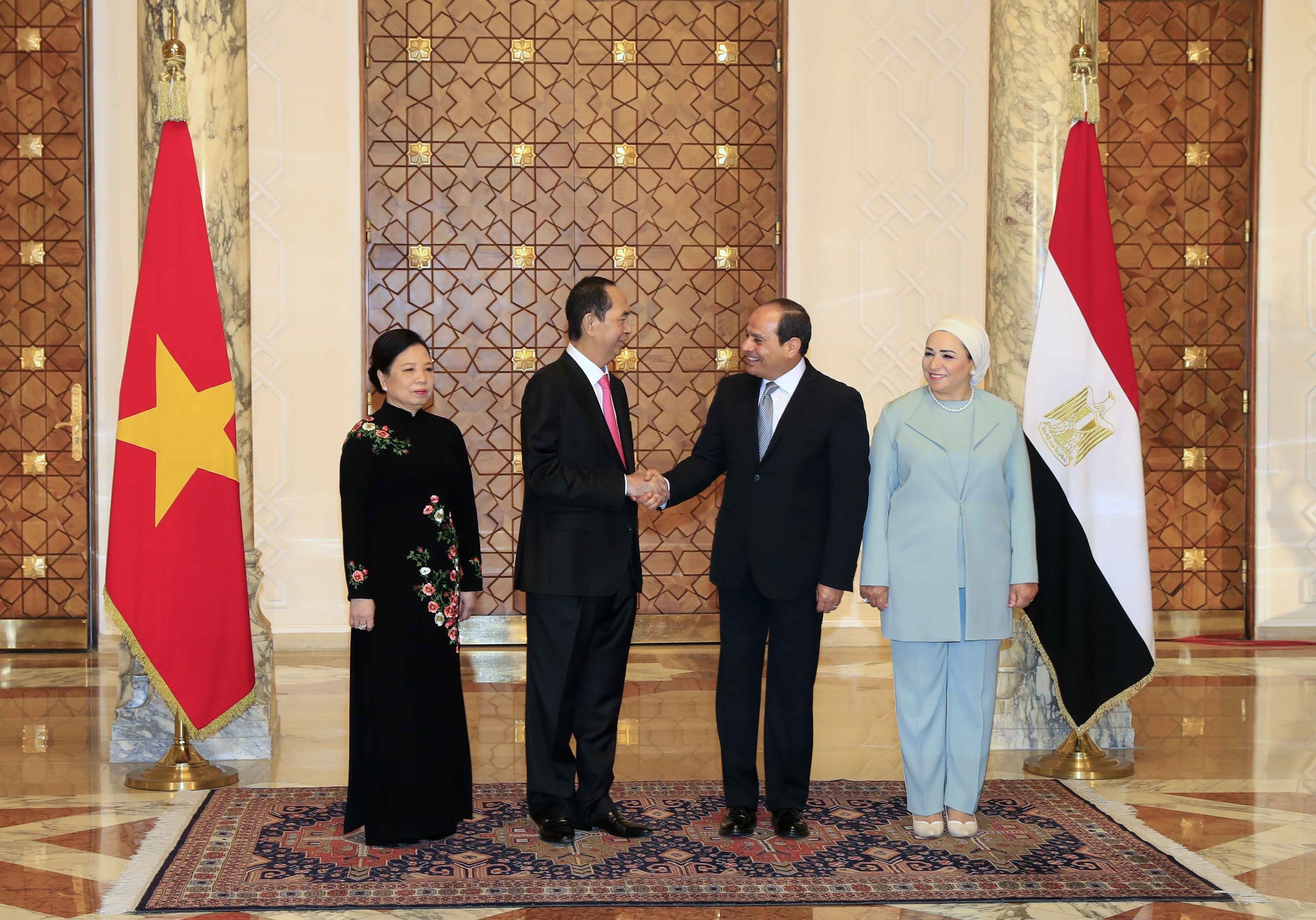 President Tran Dai Quang (L) and his spouse receive warm welcome from Egyptian President Abdel Fattah El-Sisi (R) (Photo: VNA)