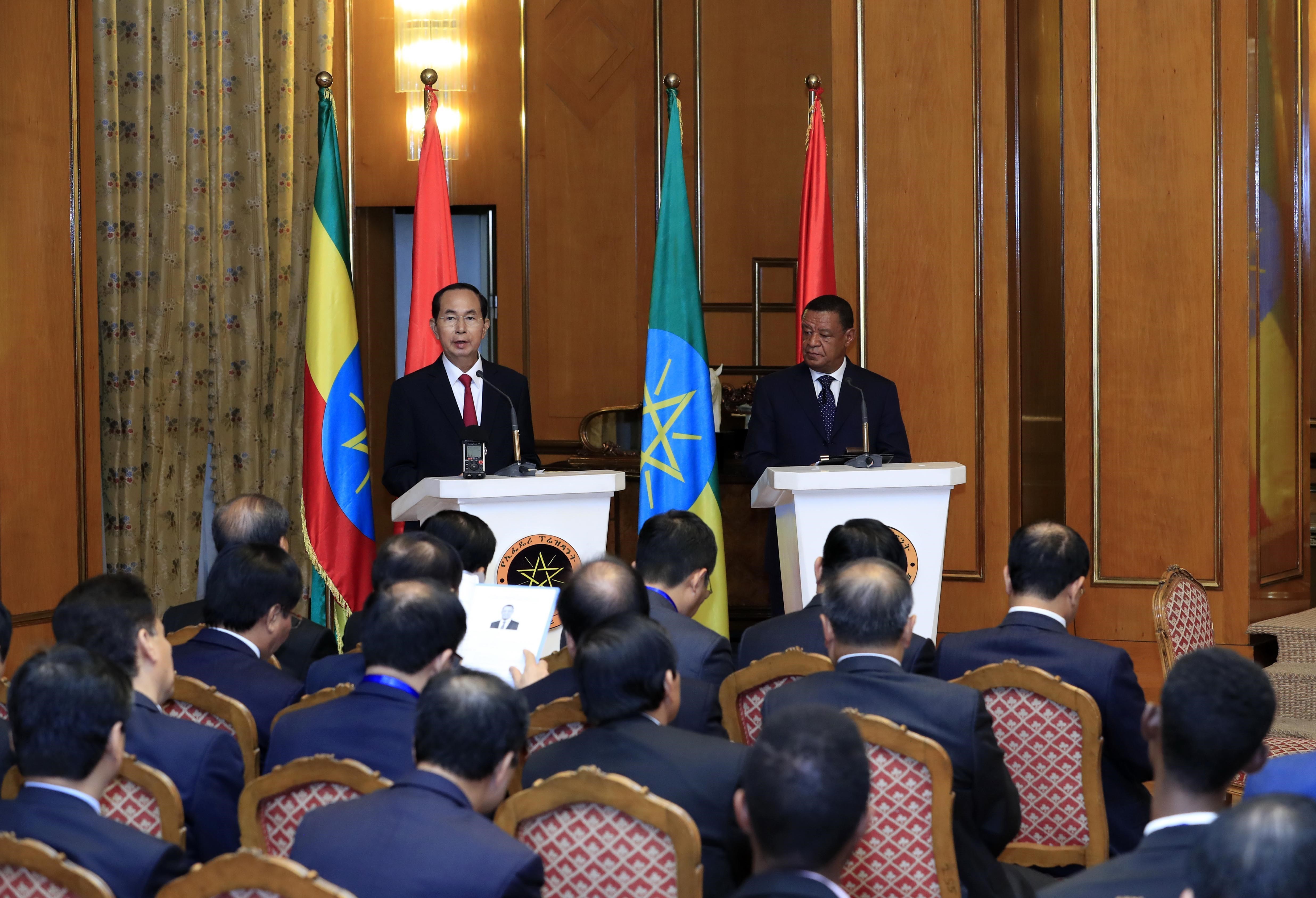 President Tran Dai Quang (L) and Ethiopian President Mulatu Teshome at the press conference following their talks (Photo: VNA)