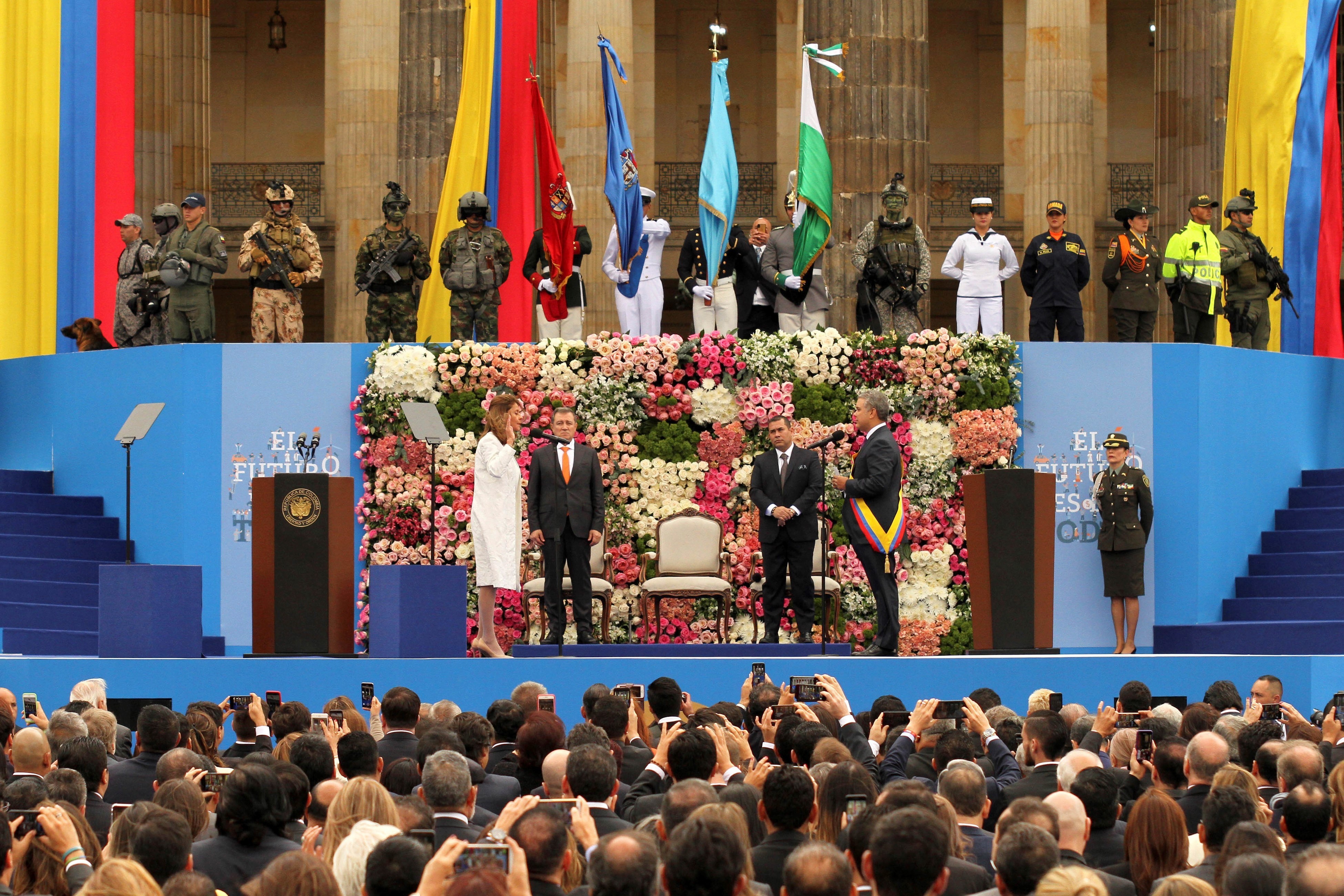 Tổng thống đắc cử Colombia Ivan Duque (phải, phía trước) và Phó Tổng thống Marta Lucia Ramirez (trái, phía trước) tại lễ tuyên thệ nhậm chức ở Bogota ngày 7/8. (Nguồn: AFP/ TTXVN)