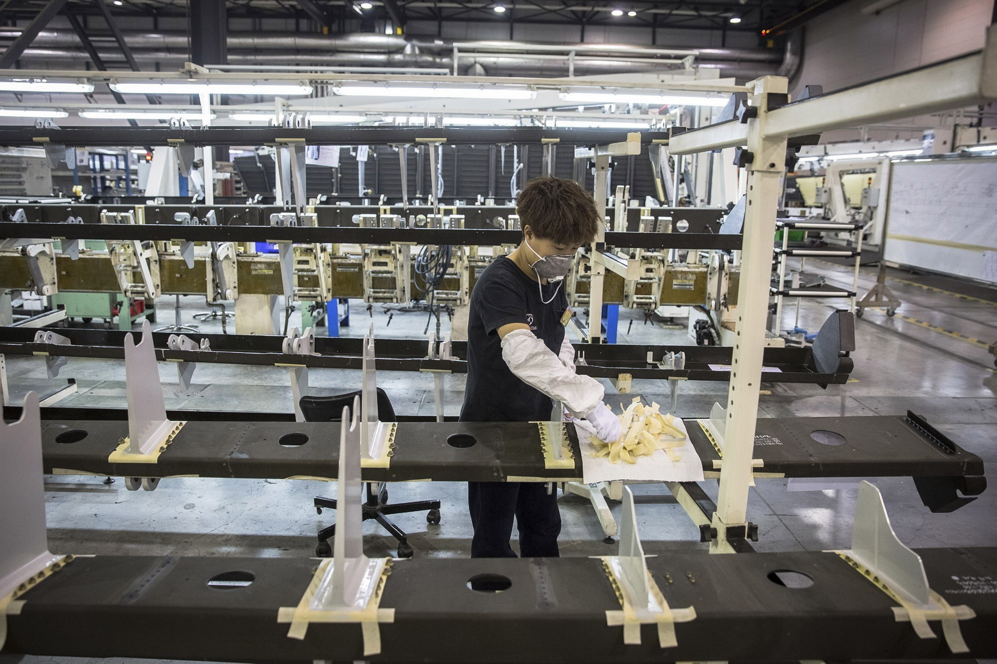 Công nhân lắp ráp các bộ phận của máy bay Airbus A320 tại nhà máy ở Cáp Nhĩ Tân, thủ phủ tỉnh Hắc Long Giang, đông bắc Trung Quốc năm 2017. (Nguồn: EPA-EFE/TTXVN)
