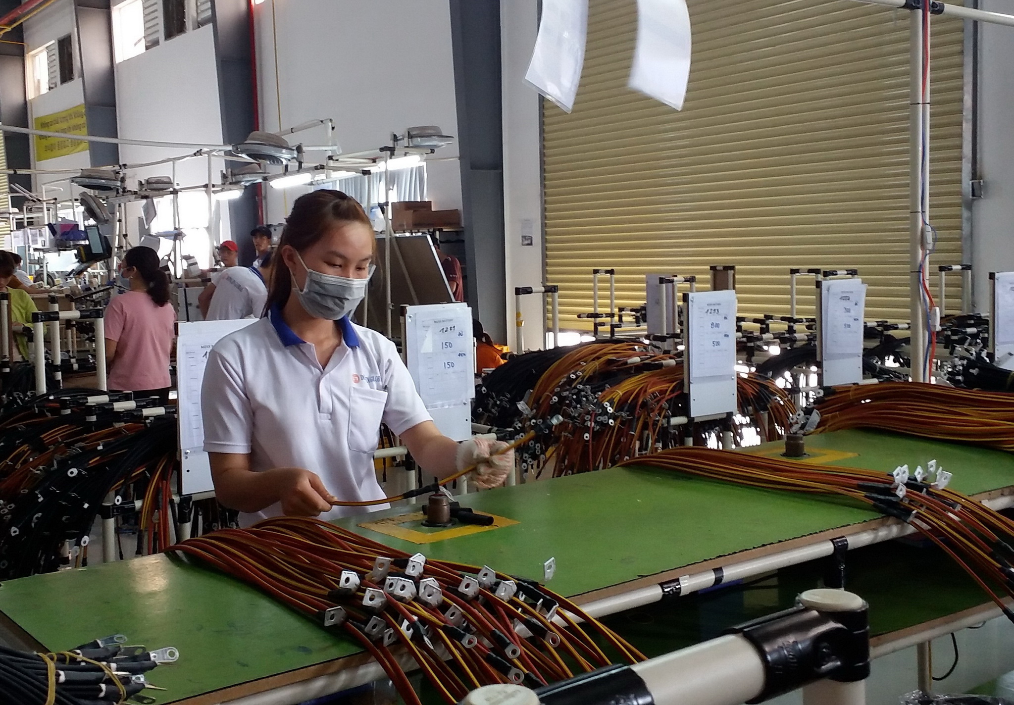 Sản xuất dây cáp điện tại một doanh nghiệp FDI. (Ảnh: Hoàng Nhị/TTXVN)