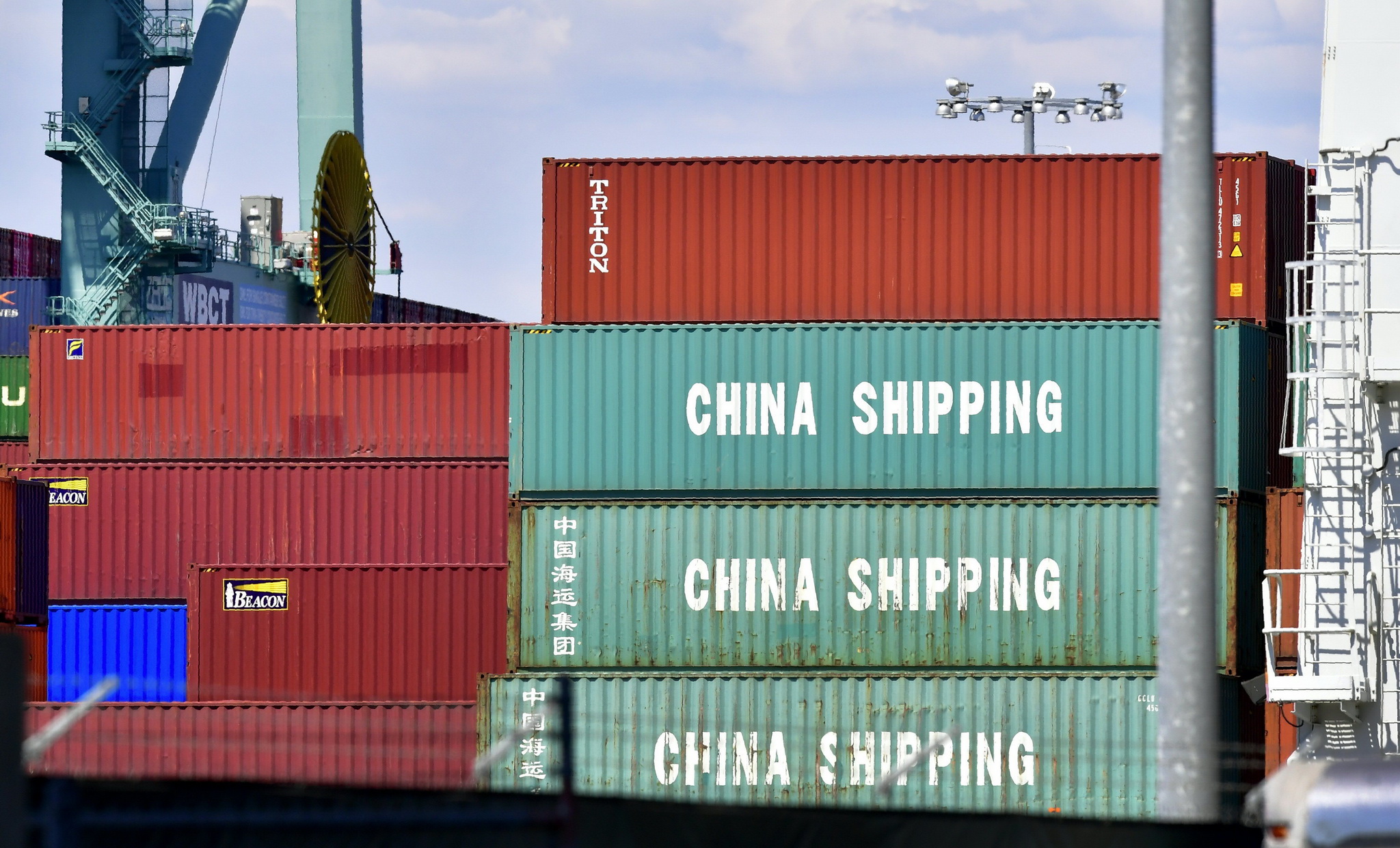 Hàng hóa nhập khẩu từ Trung Quốc được xếp tại cảng Long Beach ở California, Mỹ. (Ảnh: AFP/TTXVN)