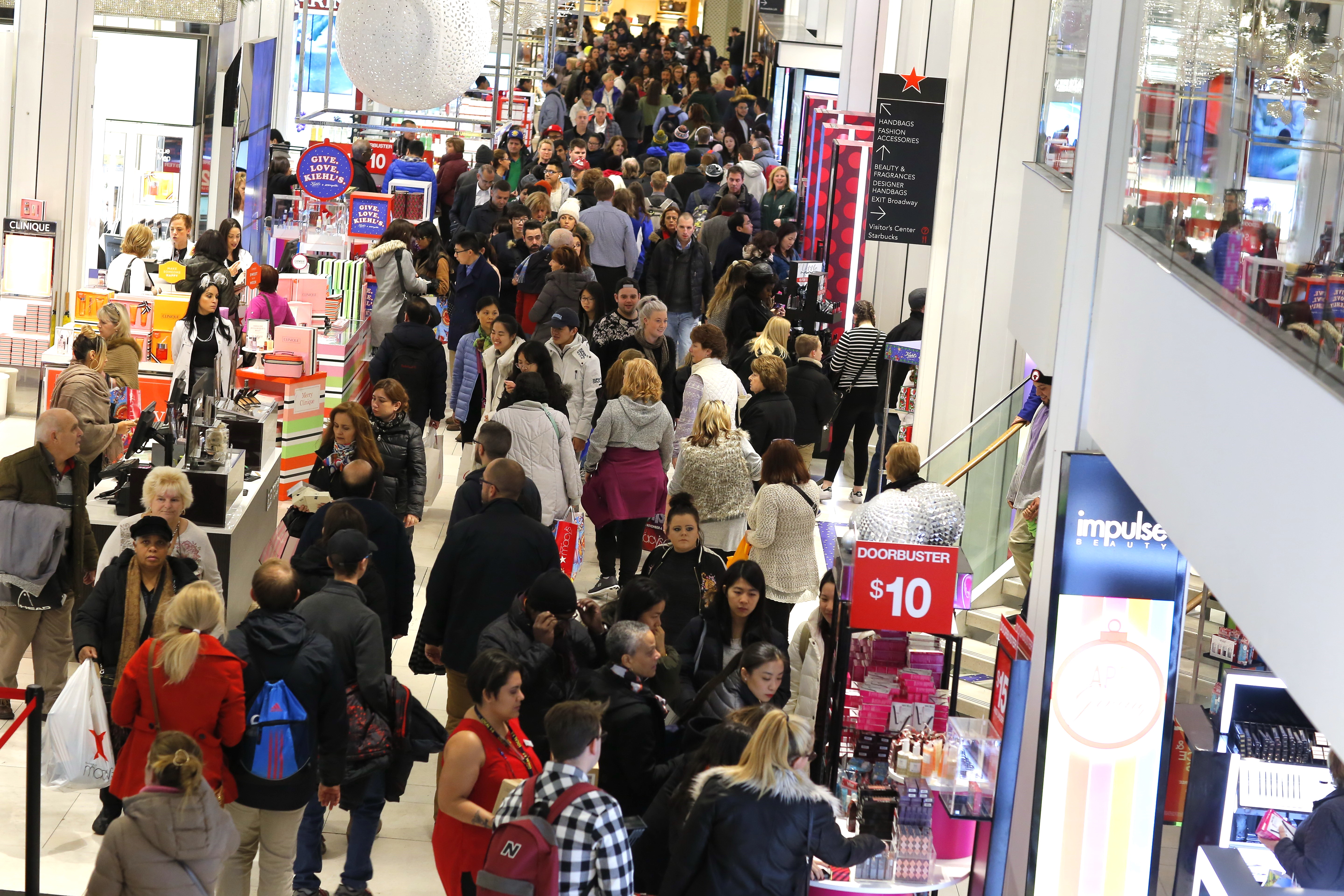 Người dân mua sắm tại một cửa hàng ở New York, Mỹ. (Nguồn: AFP/TTXVN)