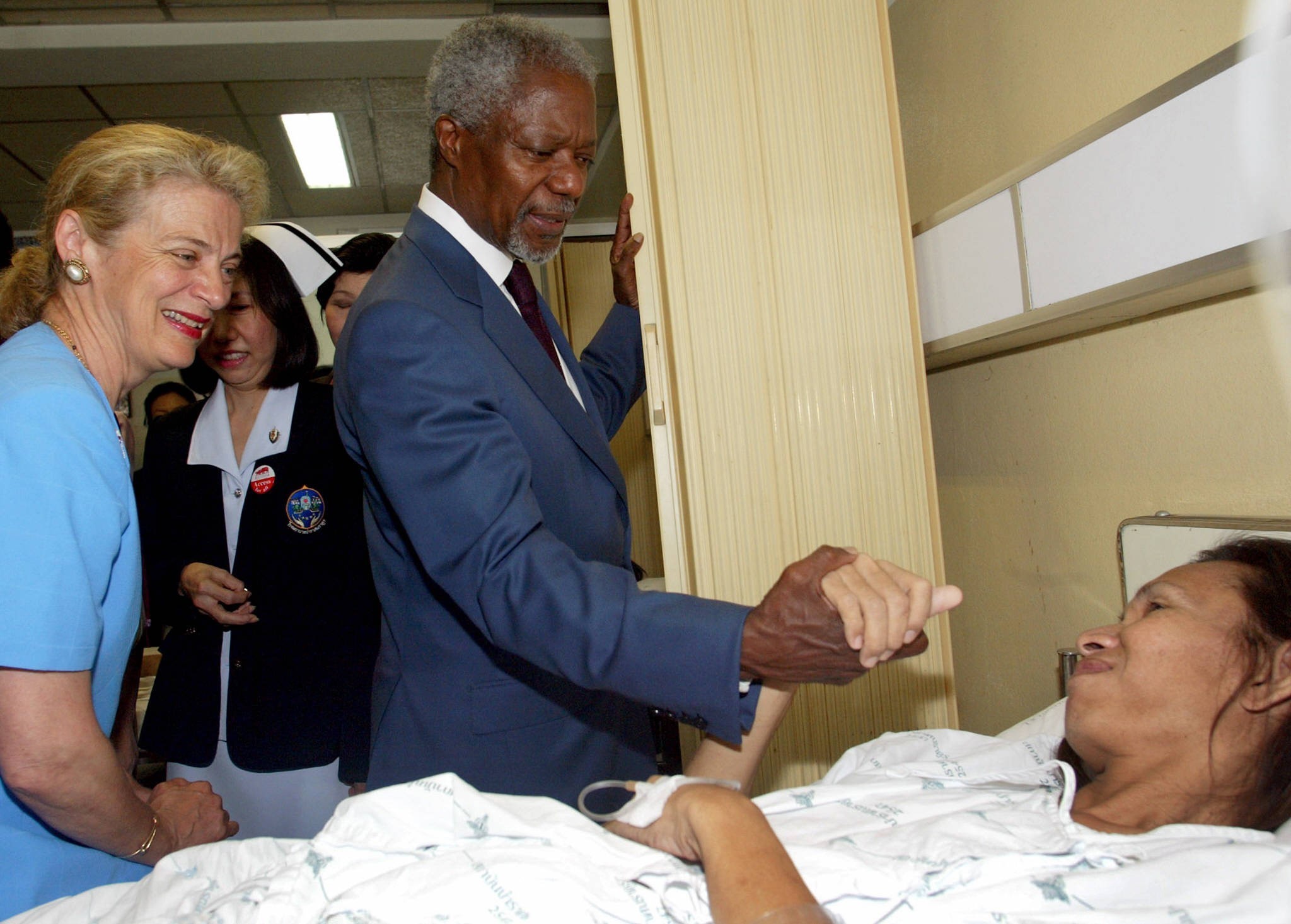 Ông Kofi Annan (giữa) thăm một bệnh nhân nhiễm AIDS tại Bangkok, Thái Lan tháng 7/2014. (Ảnh: AFP/TTXVN)