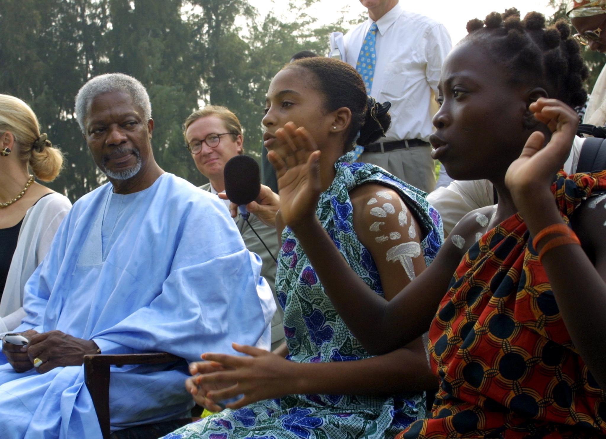 Nhằm cải thiện đời sống người dân trên thế giới, ông Annan đã tích cực kêu gọi các quốc gia phát triển giúp đỡ những nước nghèo hơn, xoá nghèo và bất bình đẳng. Nhờ có ông mà tầng lớp dân nghèo được chú ý nhiều hơn và có được sự chia sẻ sâu sắc của cộng đồng quốc tế. (Ảnh: AFP/TTXVN)
