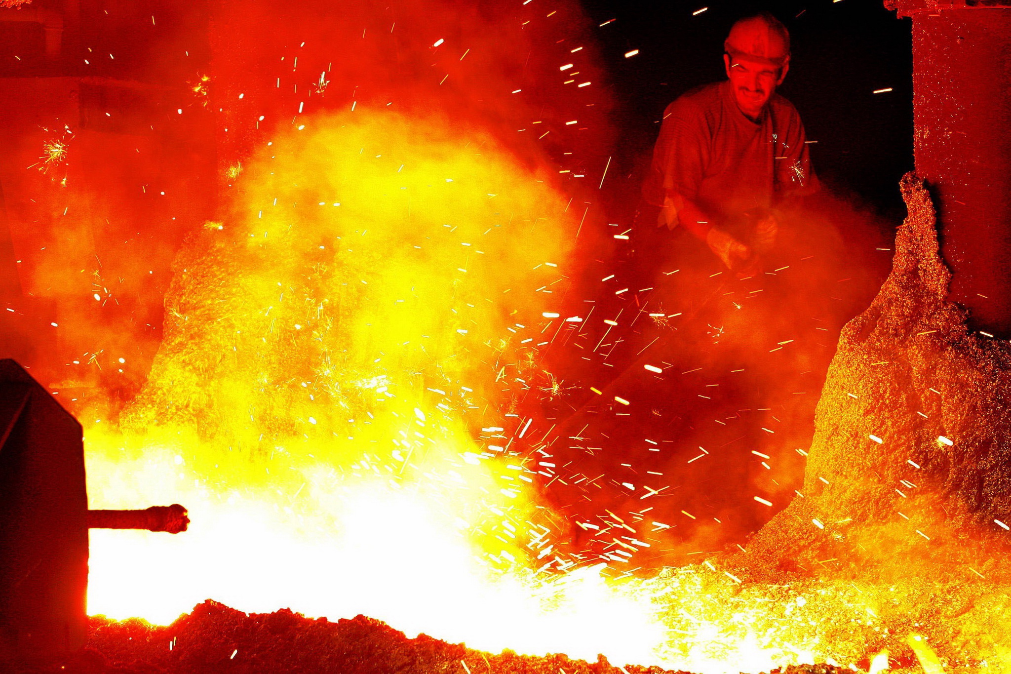 Công nhân làm việc tại lò luyện thép thuộc Công ty sắt thép Kardemir ở Karabuk, miền Tây Bắc Thổ Nhĩ Kỳ. (Ảnh: AFP/TTXVN)