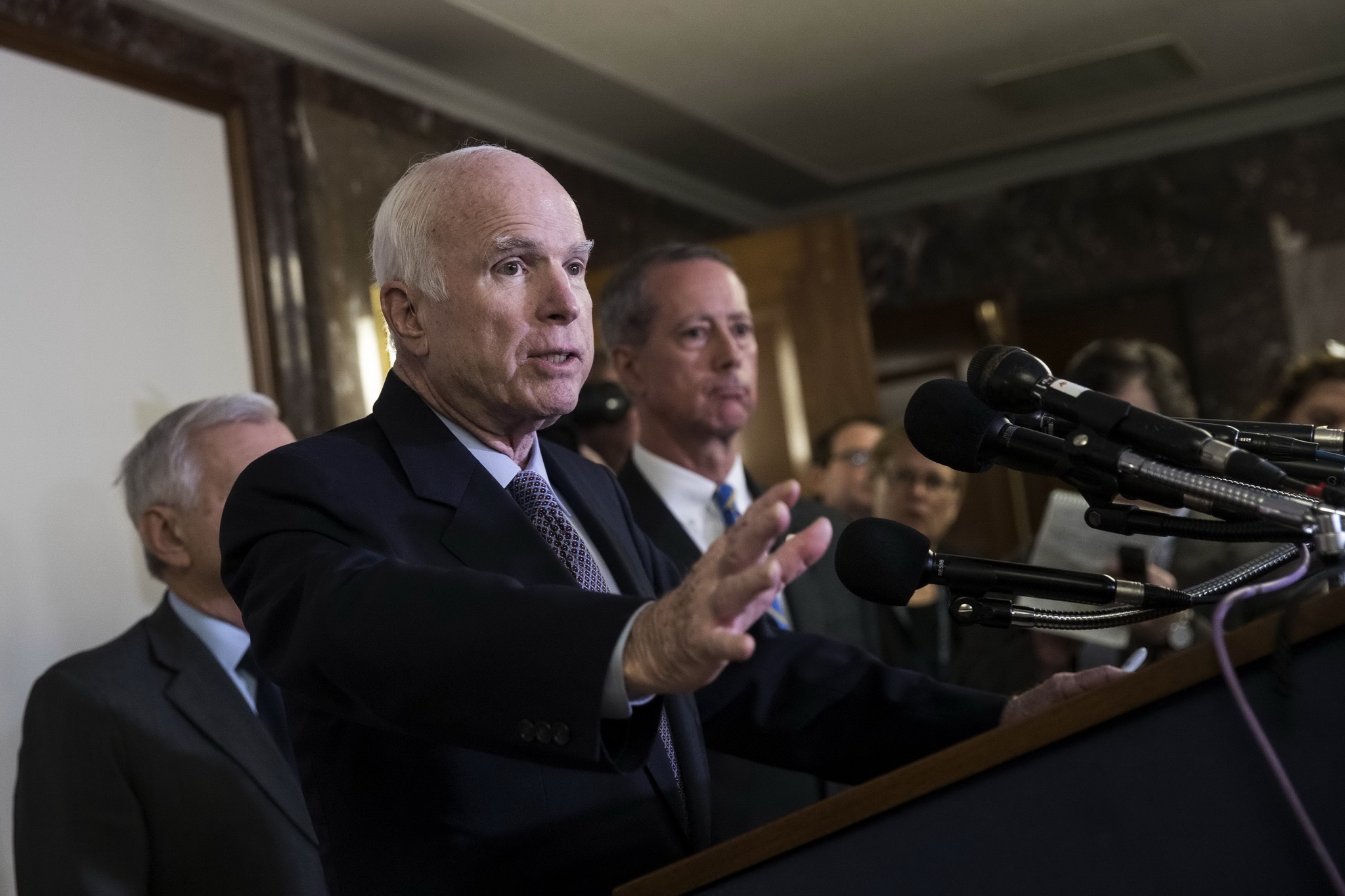 Thượng nghị sỹ John McCain (giữa), Chủ tịch Ủy ban Quân vụ Thượng viện Mỹ phát biểu tại cuộc họp báo ở Washington, DC ngày 25/10. (Nguồn: AFP/TTXVN)