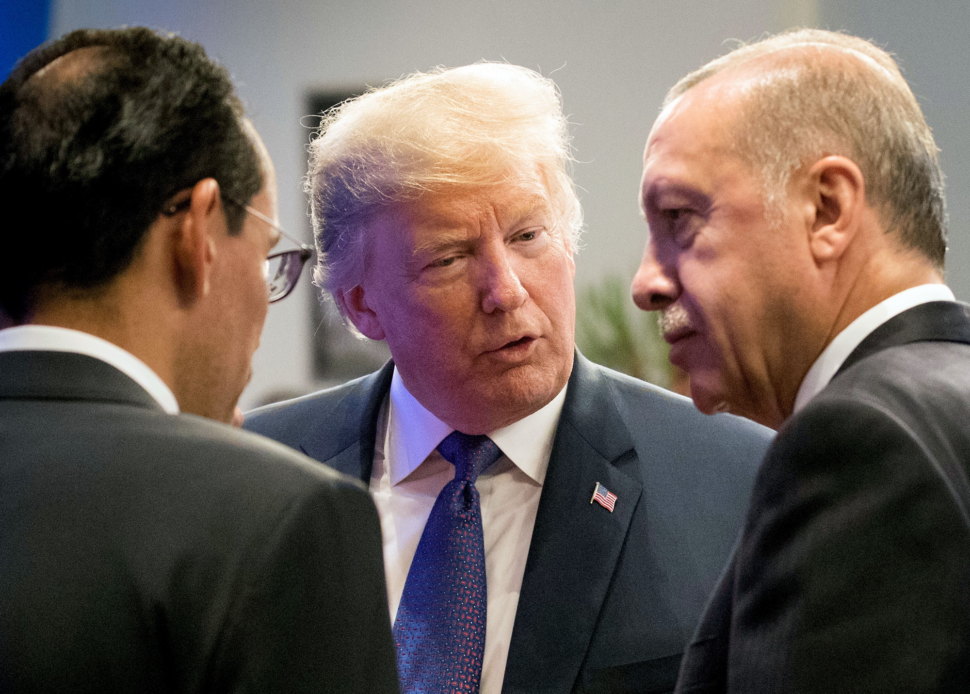 Tổng thống Mỹ Donald Trump (giữa) thảo luận với người đồng cấp Thổ Nhĩ Kỳ Recep Tayyip Erdogan (phải) tại hội nghị thượng đỉnh Tổ chức Hiệp ước Bắc Đại Tây Dương (NATO) ở Brussels, Bỉ ngày 10/7. (Ảnh: AFP/TTXVN)