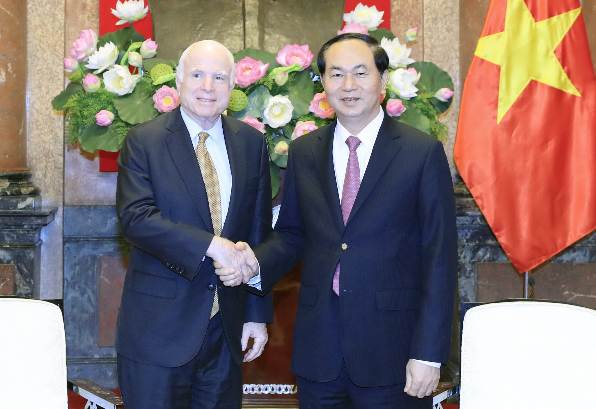 Chủ tịch nước Trần Đại Quang tiếp Đoàn các Nghị sỹ Hoa Kỳ do Thượng nghị sỹ John McCain dẫn đầu nhân chuyến thăm và làm việc tại Việt Nam tháng 6/2017. (Ảnh: Nhan Sáng/TTXVN)