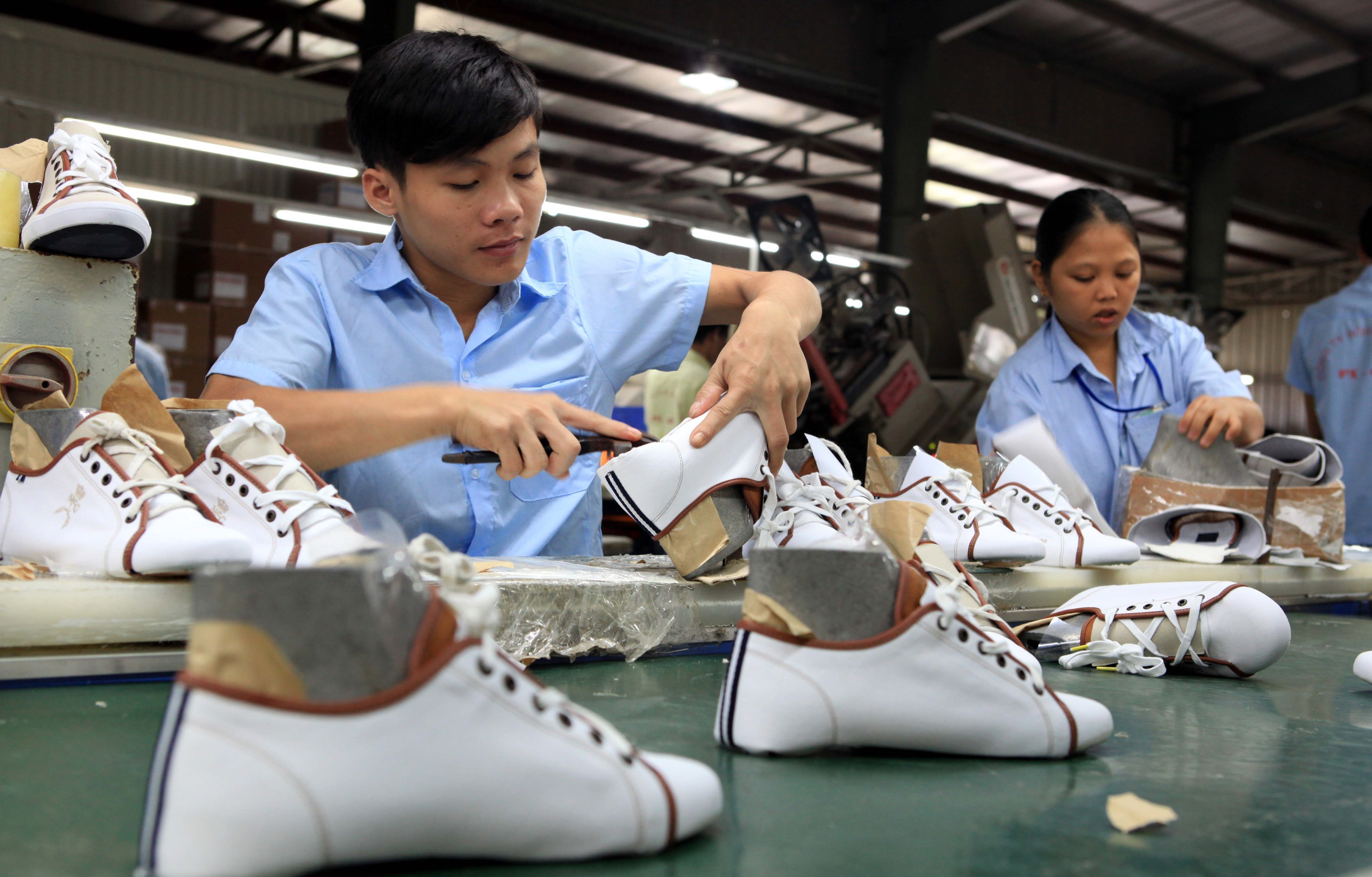 Công nhân sản xuất giày da. (Nguồn: TTXVN)