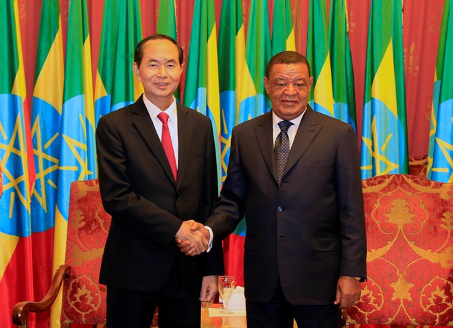 President Tran Dai Quang (L) held talks with Ethiopian President Mulatu Teshome (Photo: VNA)