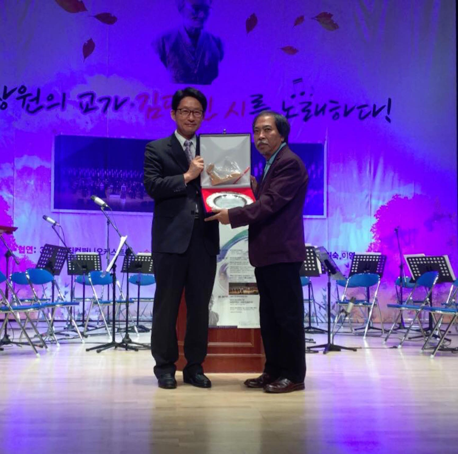 Tháng 9/2018, nhà thơ Nguyễn Quang Thiều (phải) được trao Giải thưởng Changwon KC International Literary Prize (Giải thưởng văn học quốc tế Hàn Quốc Changwon) năm 2018. (Ảnh: Nhân vật cung cấp)