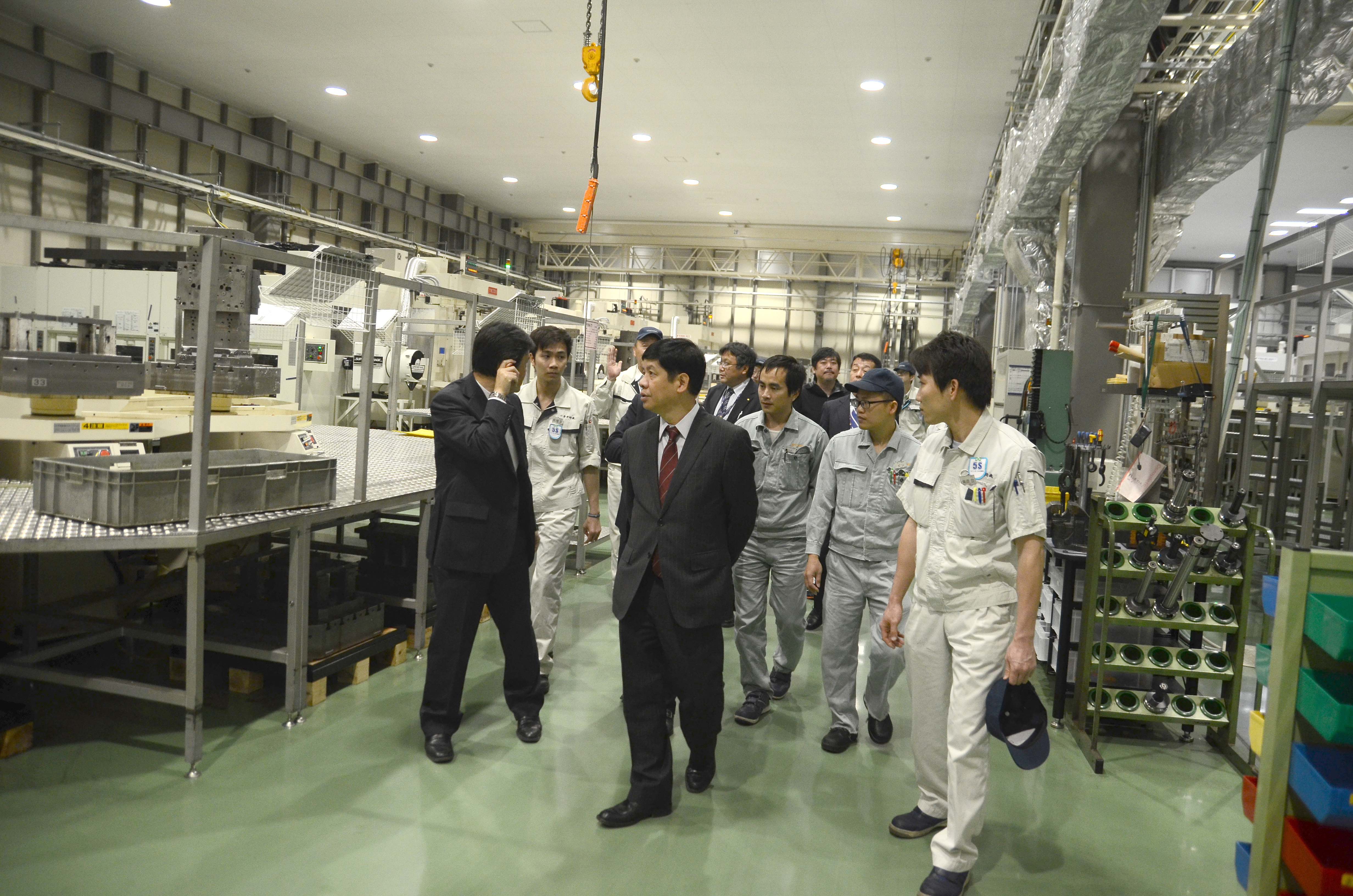 Hình ảnh bên trong nhà máy Koganei Seiki - nơi tuyển dụng nhiều lao động Việt Nam chất lượng cao - trong chuyến thăm của Đại sứ Việt Nam ở Nhật Bản Nguyễn Quốc Cường. (Ảnh: Thành Hữu/Vietnam+)