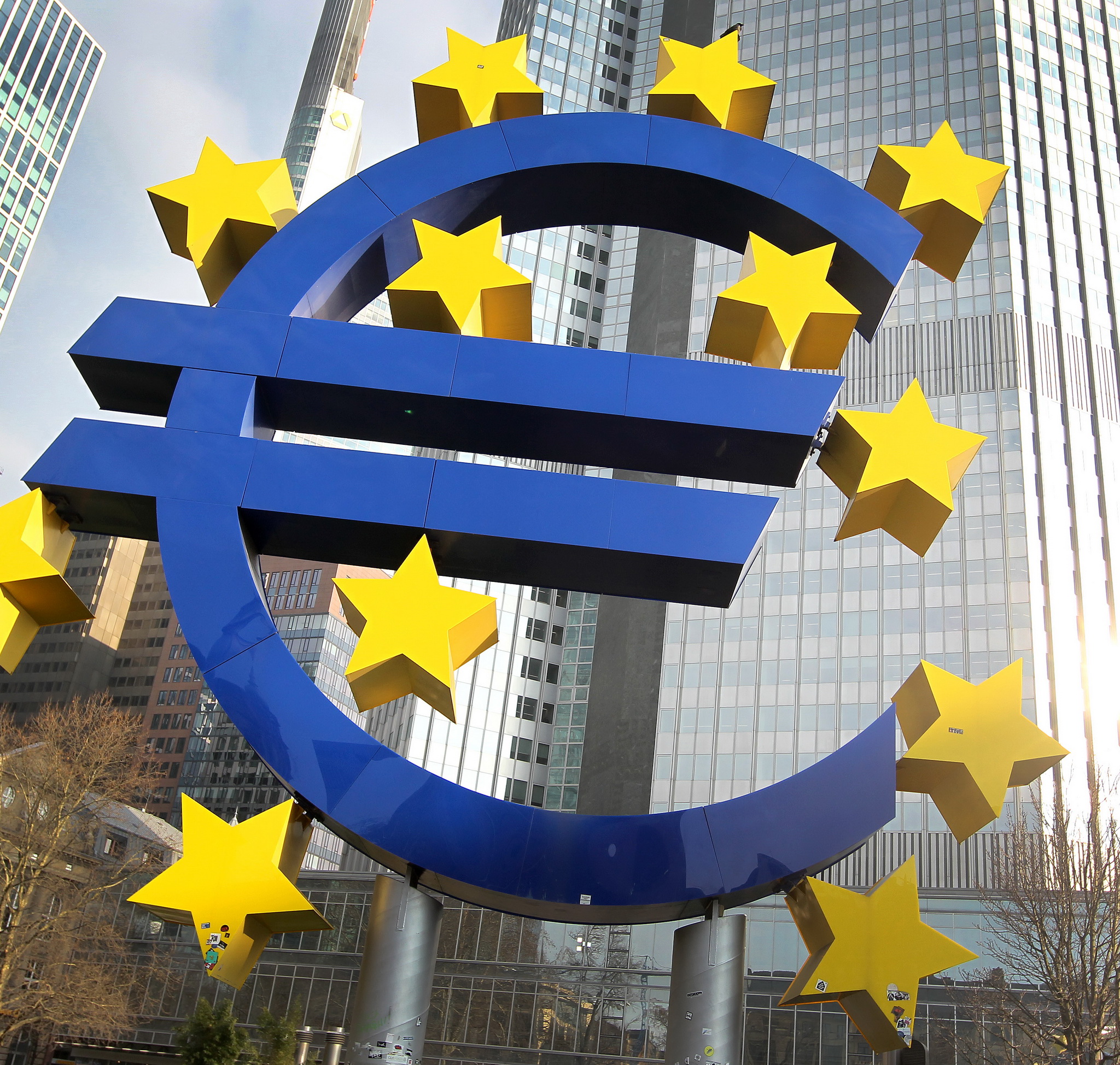 Biểu tượng đồng euro trước trụ sở cũ của ECB ở Frankfurt, Đức. (Nguồn: AFP/TTXVN)