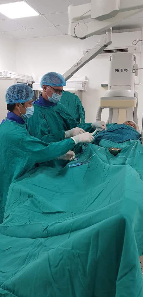 Piter Martínez Benítez realiza una operación quirúgica en el Hospital de Amistad Vietnam- Cuba de Dong Hoi (Fuente:Martínez Benítez)