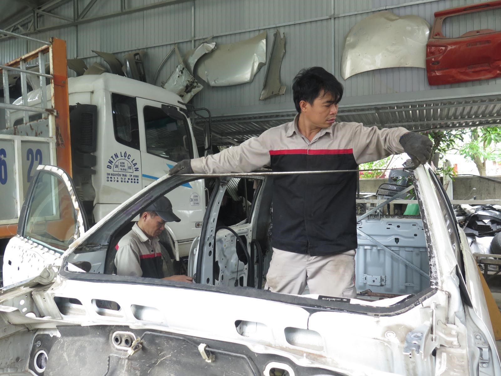 Sửa chữa ô tô tại Công ty cơ khí ô tô Minh Biên, phường Quán Bàu, Thành phố Vinh, Nghệ An. (Nguồn: TTXVN)