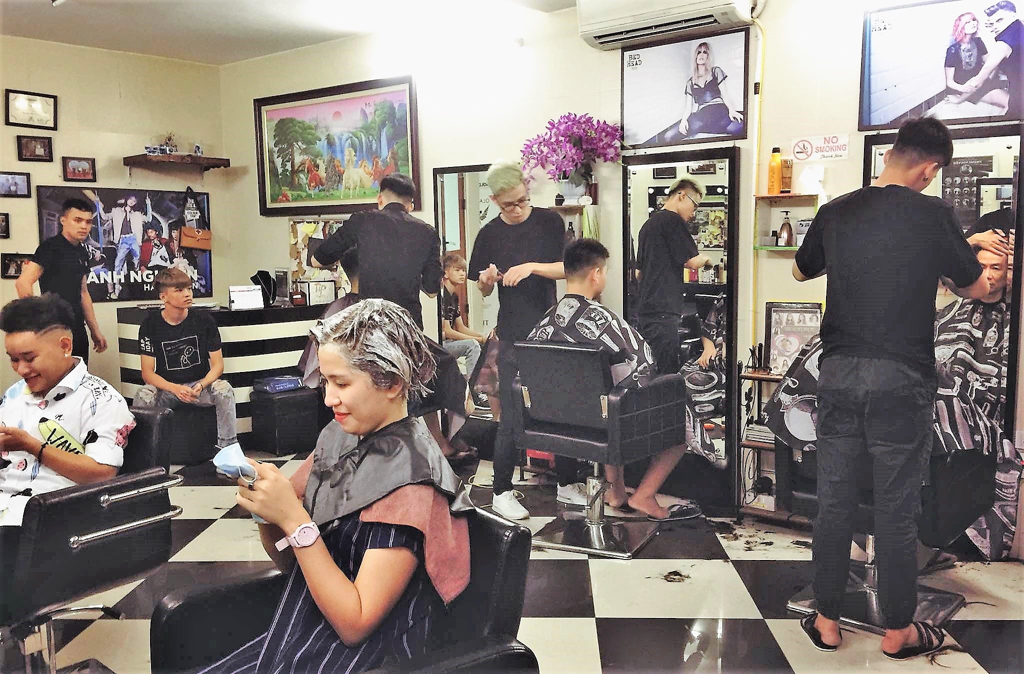 Becoming a leader: Thanh Nguyen Hair Salon, on Ton Duc Thang Street is always full of customers. They come for a quality service as well as for their admiration for the deaf team. (Photo: Phuong Vu/VNA)