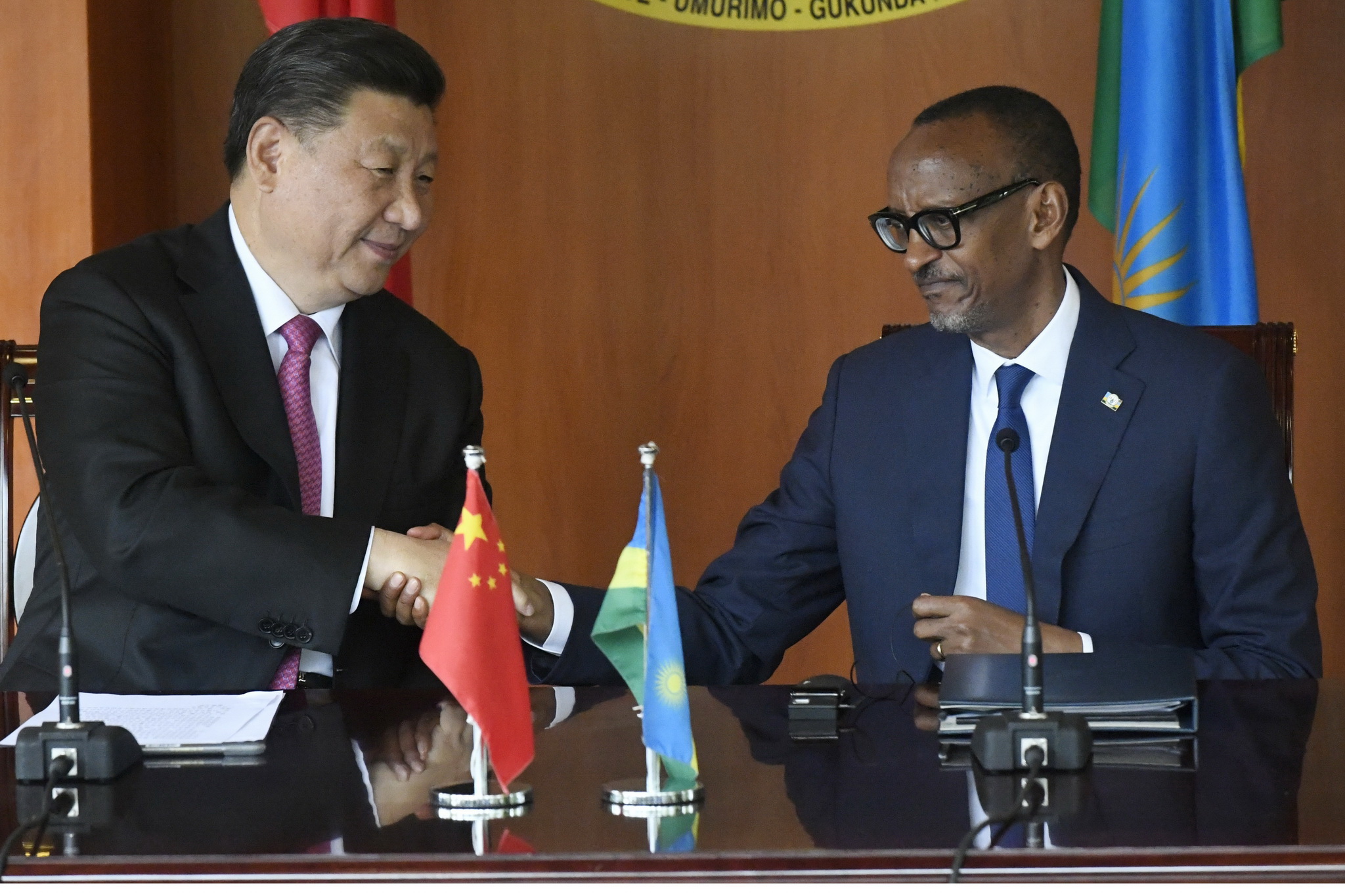 Chủ tịch Trung Quốc Tập Cận Bình mới có chuyên công du châu Phi vào tháng 7/2018. Trong ảnh: Chủ tịch Trung Quốc Tập Cận Bình (trái) và Tổng thống Rwanda Paul Kagame tại cuộc họp báo sau hội đàm ở Kigali ngày 23/7. (Ảnh: AFP/TTXVN)