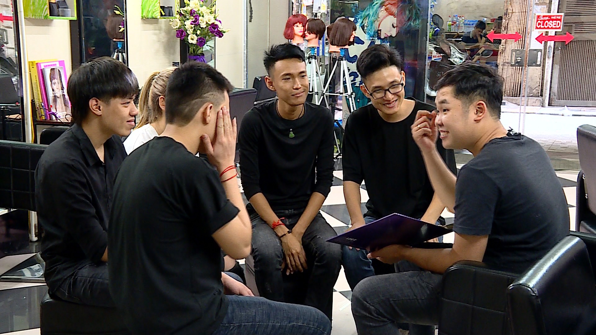 Deaf team: Thanh Nguyen Hair Salon is the home, where they share their joys and sorrows. (Photo: Phuong Vu/VNA)