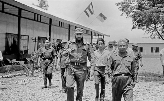 El primer secretario del Comité Central del Partido Comunista y primer  ministro del gobierno revolucionario de Cuba, Fidel Castro, en su visita al  municipio de Dong Ha, Quang Tri (Fuente: VNA)