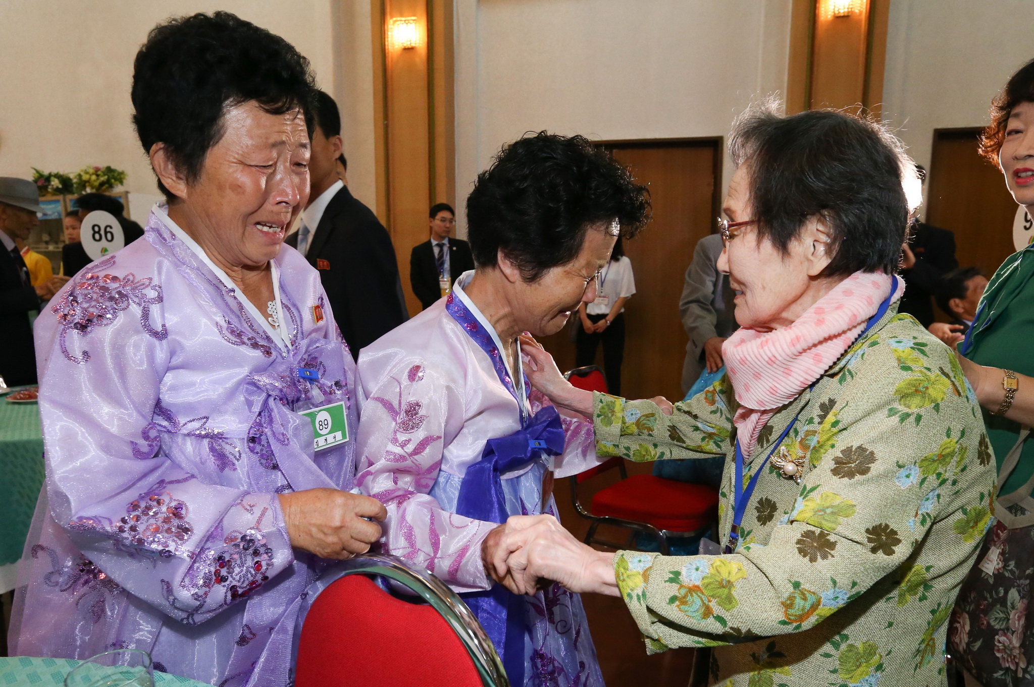 Cụ Han Shin-ja (phải), 99 tuổi, ở Hàn Quốc gặp em gái Kim Kyong Sil (giữa), 72 tuổi, và Kim Kyong Young (trái), 71 tuổi, ở Triều Tiên trong buổi đoàn tụ ở khu nghỉ dưỡng núi Kumgang ngày 20/8. (Ảnh: AFP/TTXVN)