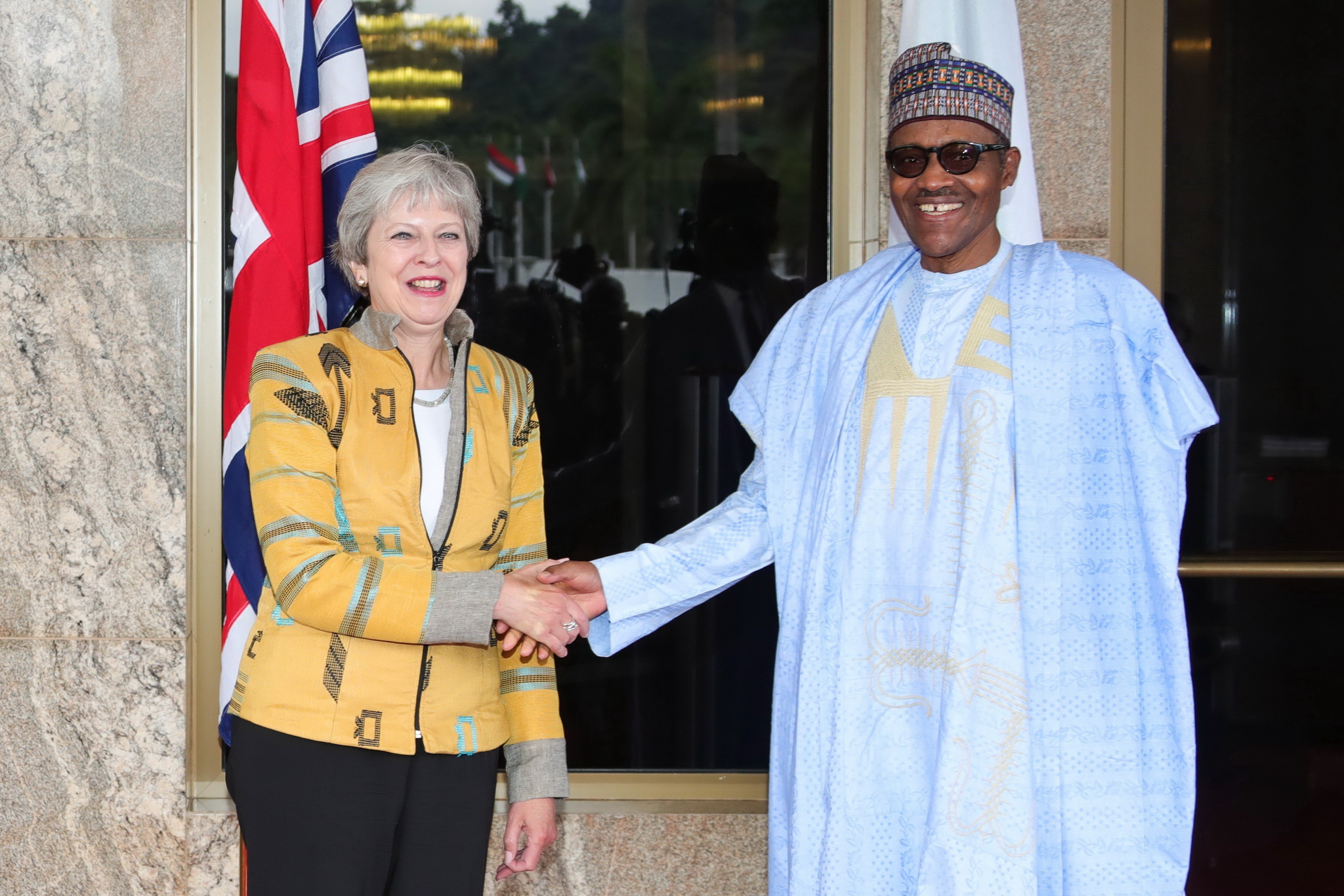 Tổng thống Nigeria Muhammadu Buhari (phải) và Thủ tướng Anh Theresa May tại cuộc gặp ở Abuja ngày 29/8. (Ảnh: AFP/TTXVN)