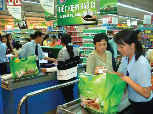 Environmentally-friendly plastic bags are more commonly used in shopping malls (Photo: nld)