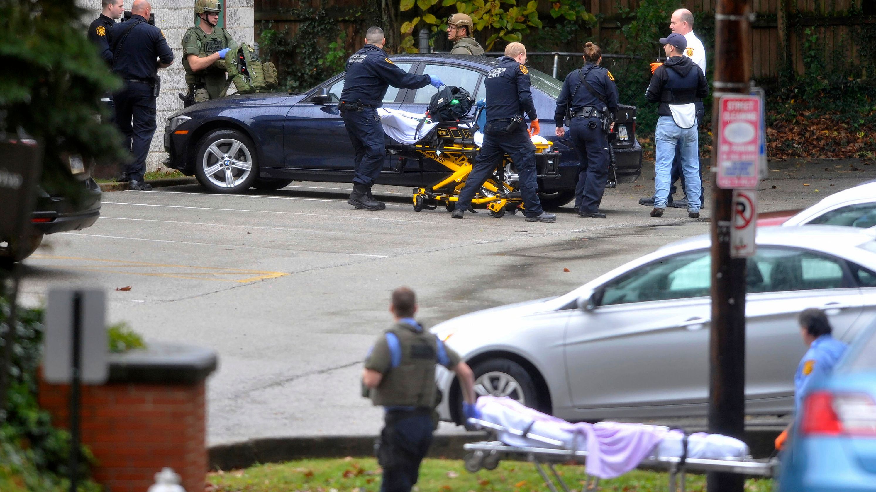 Cảnh sát và nhân viên y tế Mỹ được triển khai tại hiện trường vụ nổ súng ở Đồi Squirrel, thành phố Pittsburgh thuộc bang Pennsylvania, Mỹ ngày 27/10/2018. (Nguồn: AP/TTXVN)