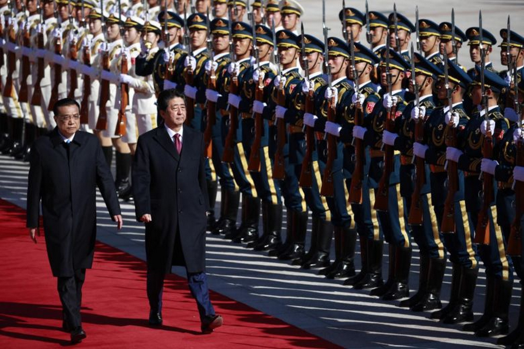Thủ tướng Trung Quốc Lý Khắc Cường đón Thủ tướng Nhật Bản Shinzo Abe ngày 26/10 ở Bắc Kinh. (Nguồn: EPA)