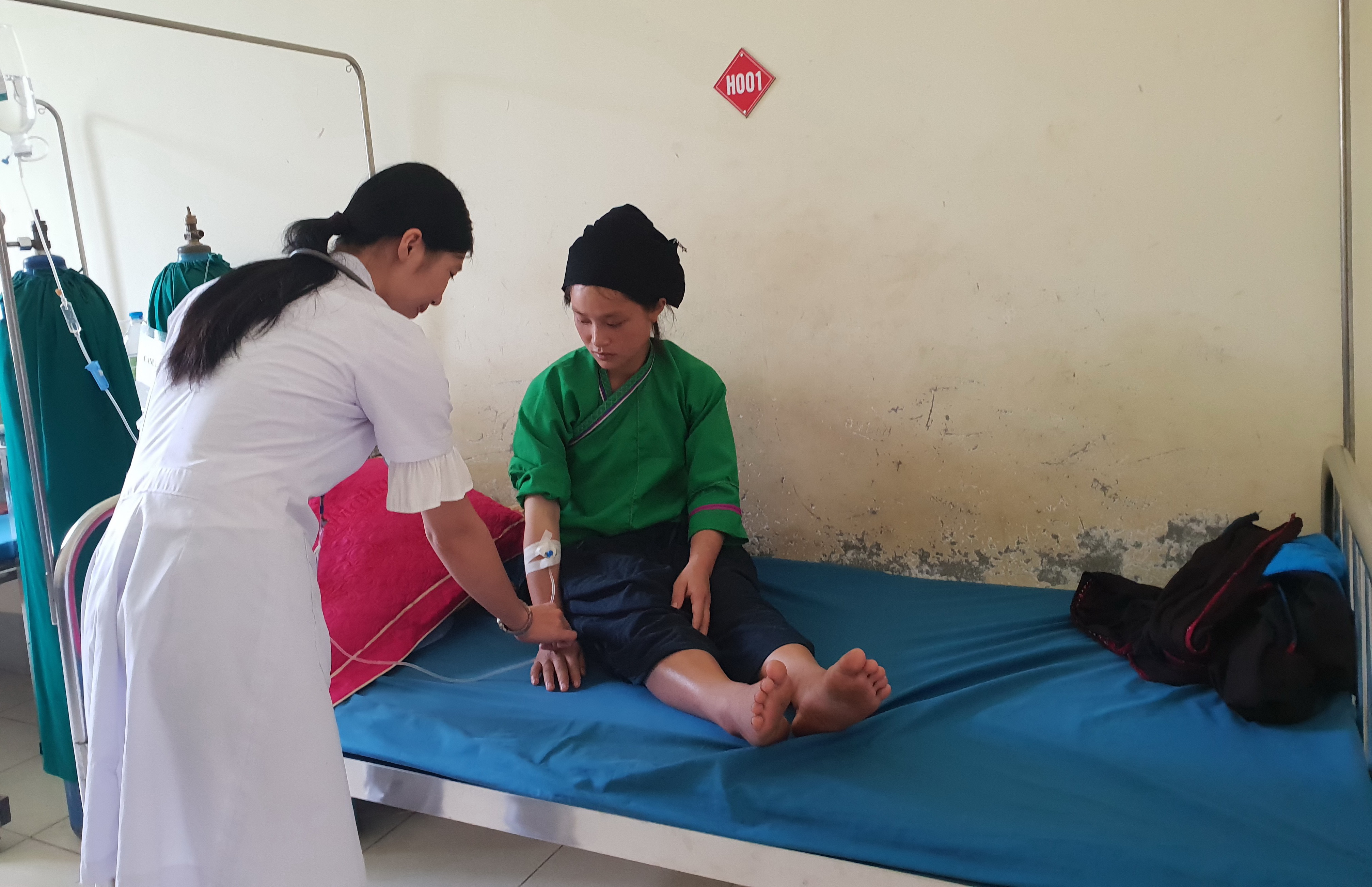 Bác sỹ trẻ chăm sóc sức khỏe cho người dân tại Bệnh viện Đa khoa huyện Hoàng Su Phì, Hà Giang. (Ảnh: T.G/Vietnam+)