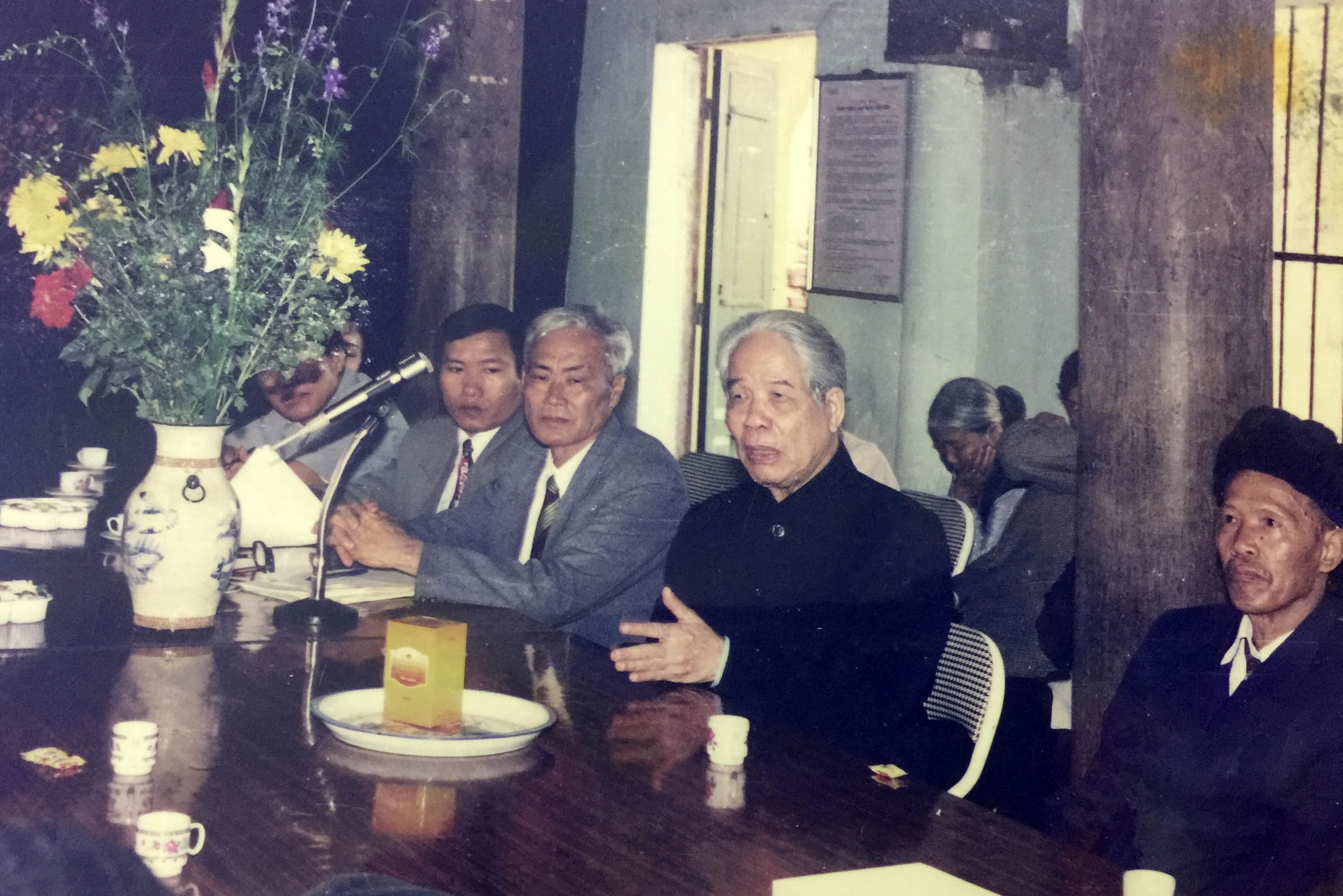 Nguyên Tổng Bí thư Đỗ Mười thăm xã Đông Mỹ nhân dịp xã đón nhận danh hiệu Anh hùng lao động thời kỳ chống Pháp (năm 2000). (Ảnh: TTXVN)