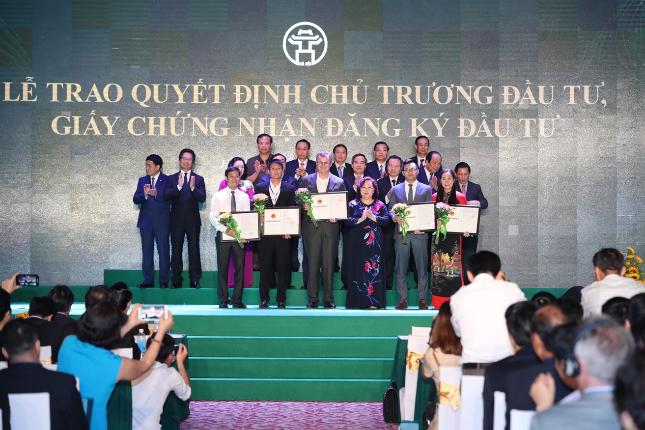 Chủ tịch Hà Nội Nguyễn Đức Chung trao giấy chứng nhận đầu tư cho tập đoàn AquaOne của Đức (Nguồn: Vietnam+)