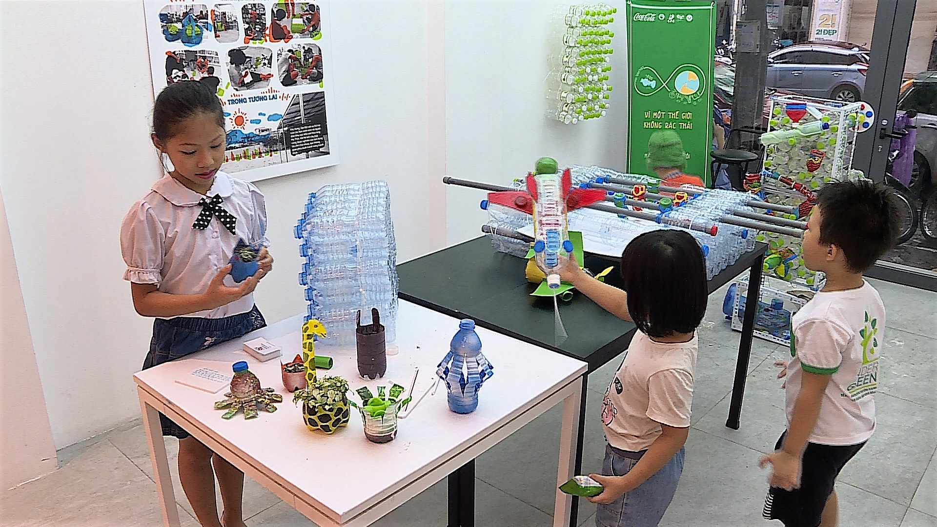 Children like to play with toys made from plastic bottles by the architecture students (Photo: VNA)