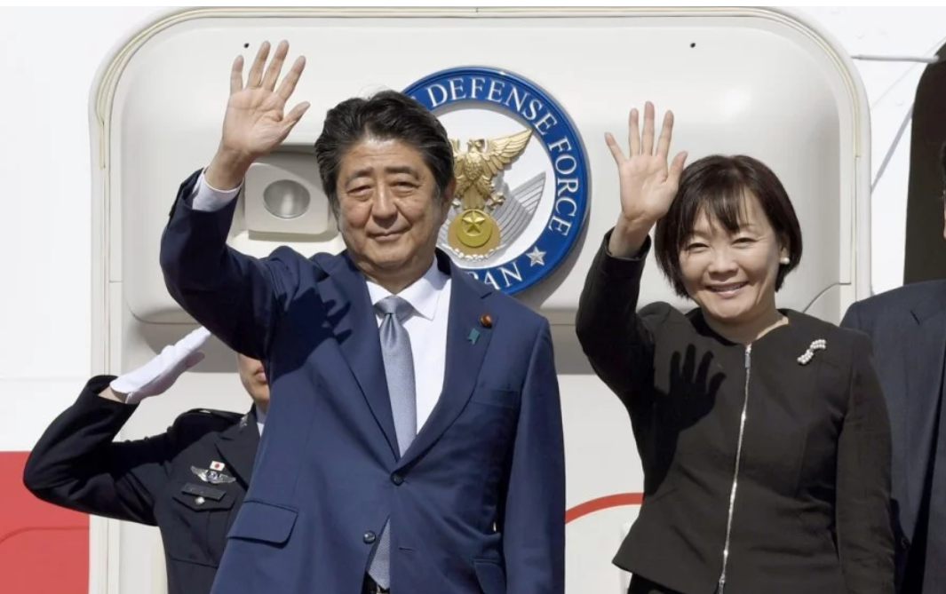 Thủ tướng Nhật Bản Shinzo Abe (trái, trước) và phu nhân Akie (giữa) tại sân bay Haneda ở Tokyo, chuẩn bị khởi hành thăm chính thức Trung Quốc. (Nguồn: KYODO/TTXVN)