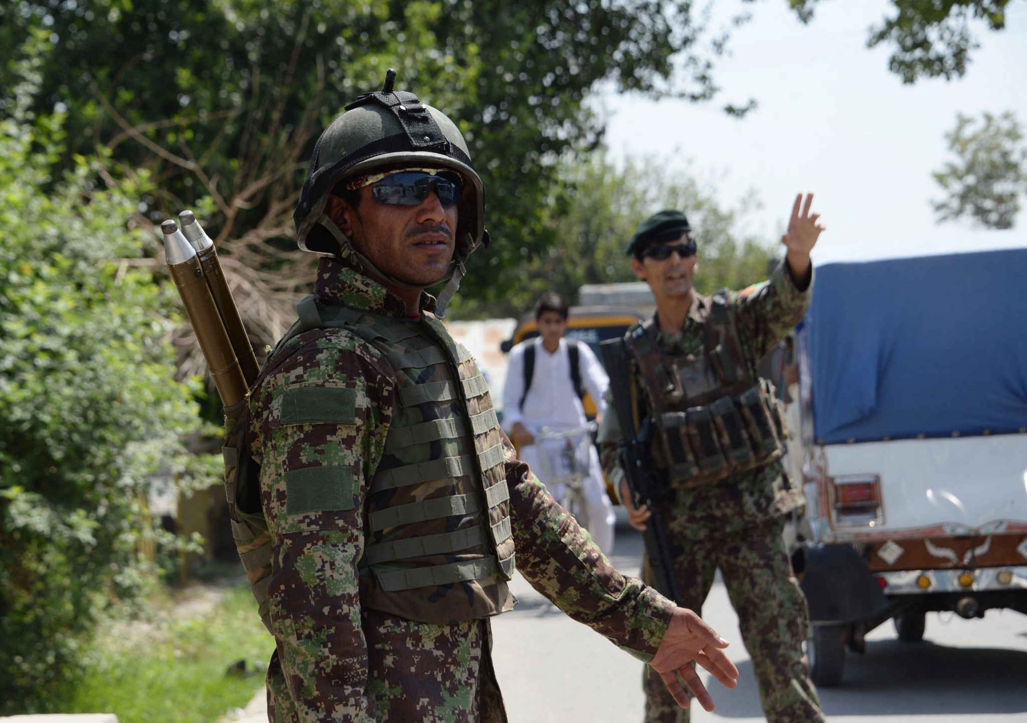 Binh sỹ Afghanistan kiểm tra an ninh tại một trạm kiểm soát ở thành phố Jalalabad, tỉnh Nangarhar ngày 1/8/2018. (Ảnh: AFP/TTXVN)