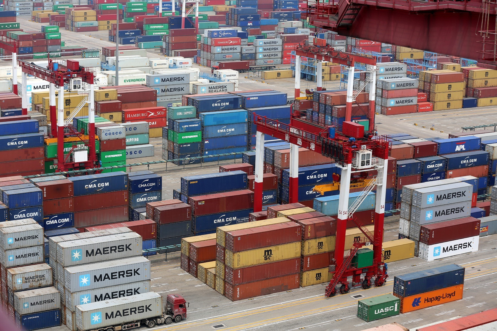 Hàng hóa được xếp tại cảng ở Thanh Đảo, tỉnh Sơn Đông, Trung Quốc. (Ảnh: EPA-EFE/TTXVN)