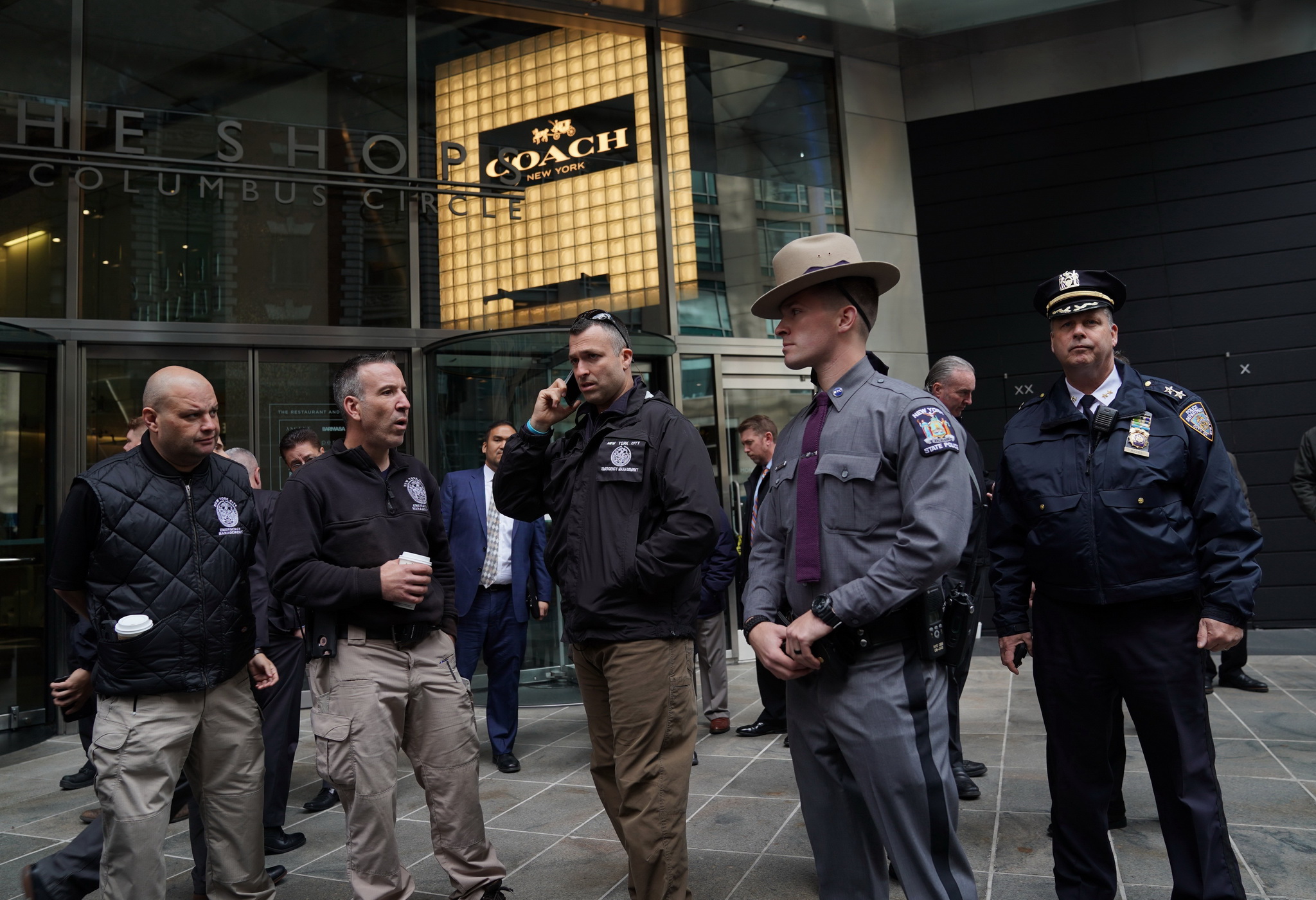 Cảnh sát điều tra tại New York sau khi nhiều bưu kiện khả nghi được gửi tới các chính khách Mỹ ngày 24/10/2018. (Ảnh: AFP/TTXVN)