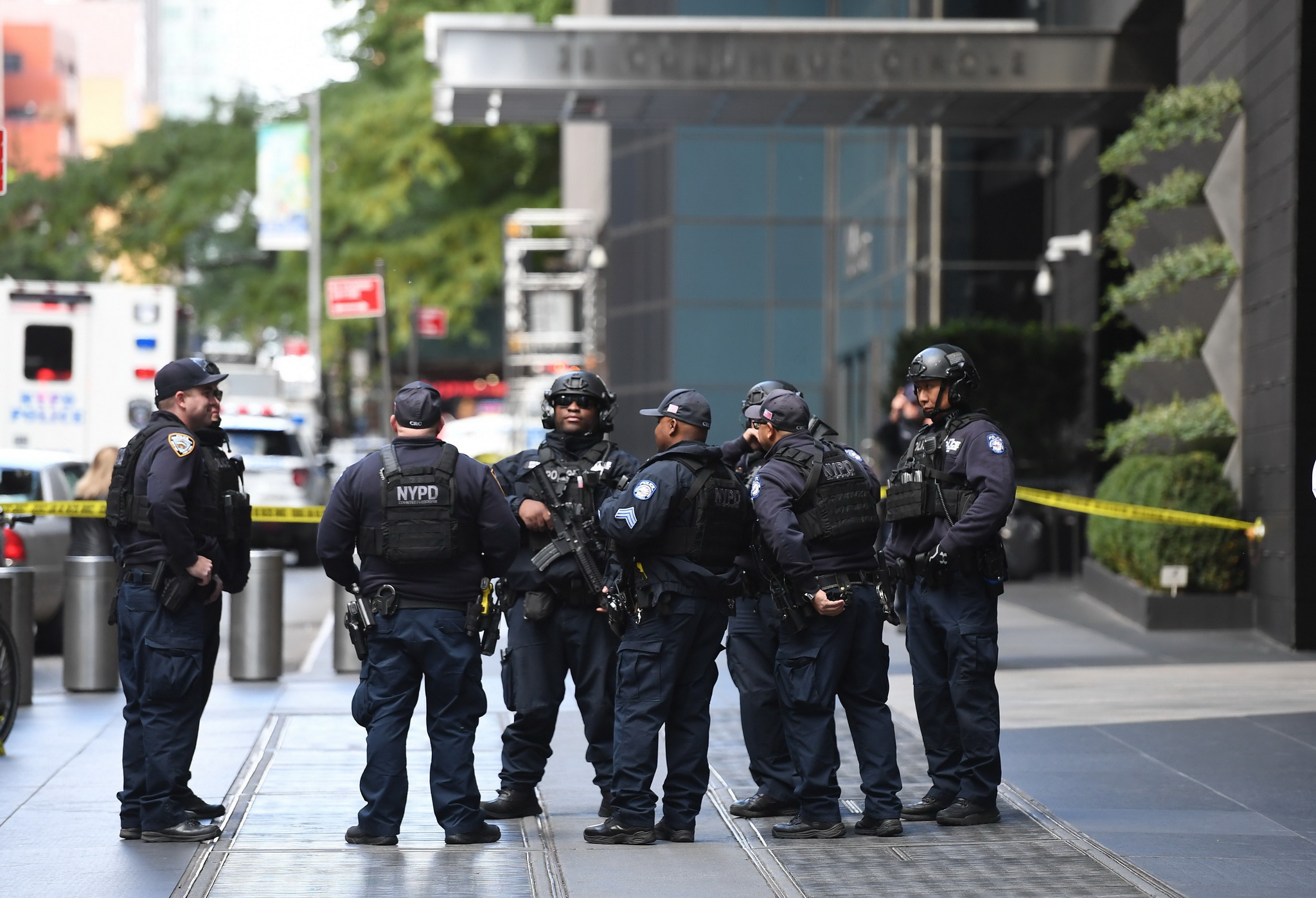 Cảnh sát Mỹ phong tỏa khu vực quanh tòa nhà Time Warner ở New York sau khi phát hiện gói bưu kiện có chứa chất nổ ngày 24/10/2018. (Ảnh: AFP/TTXVN)