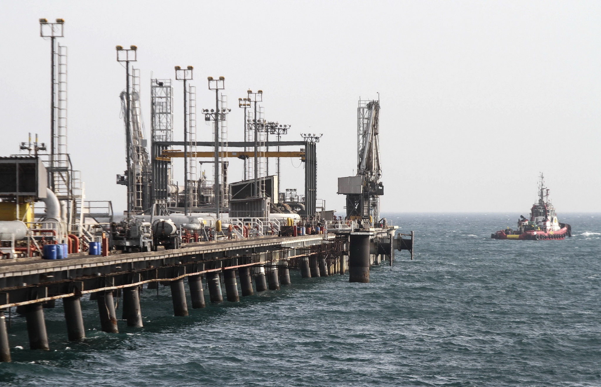 Giàn khoan dầu của Iran trên đảo Khark, ngoài khơi vùng Vịnh Persian ngày 23/2/2016. (Ảnh: AFP/TTXVN)