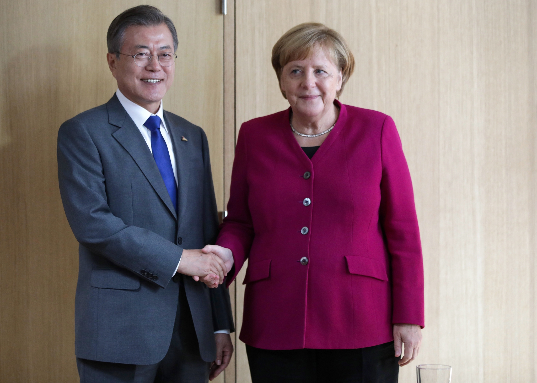 Thủ tướng Đức Angela Merkel (phải) trong cuộc gặp Tổng thống Hàn Quốc Moon Jae-in bên lề Hội nghị cấp cao Á-Âu (ASEM) ở Brussels (Bỉ). (Ảnh: AFP/TTXVN)