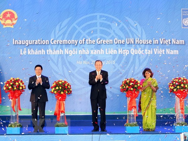 El vicepremier y canciller de Vietnam, Pham Binh Minh, y el entonces secretario general de las Naciones Unidas, Ban Ki-moon, inauguran la Casa Verde de ONU en el país.